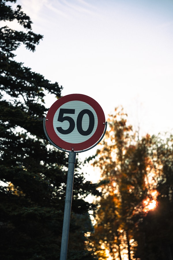 Indicator rutier roșu cu alb pe marginea drumului