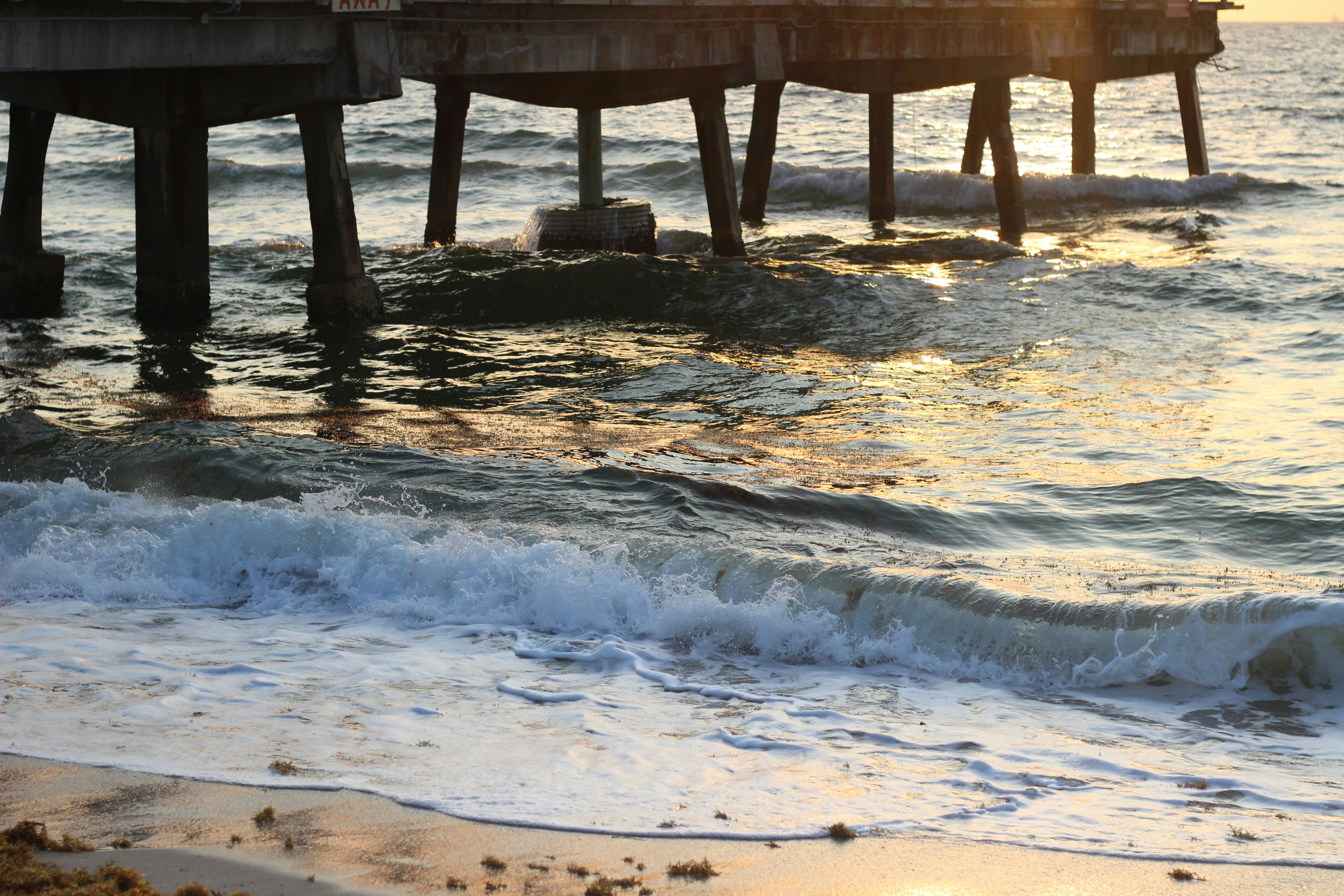 Ein Pier, der direkt am Meer liegt
