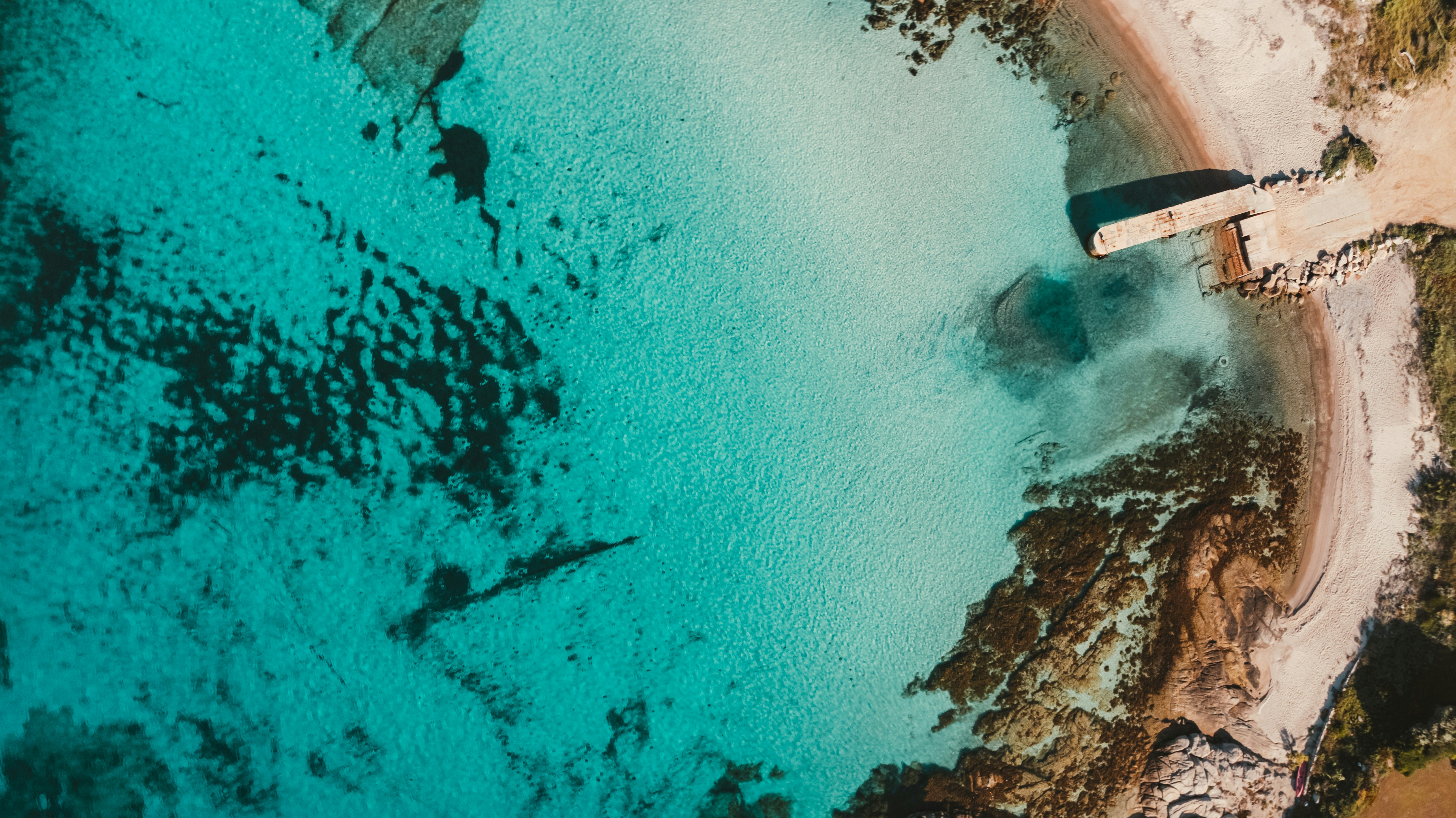 A bird's eye view of a beach and a body of water