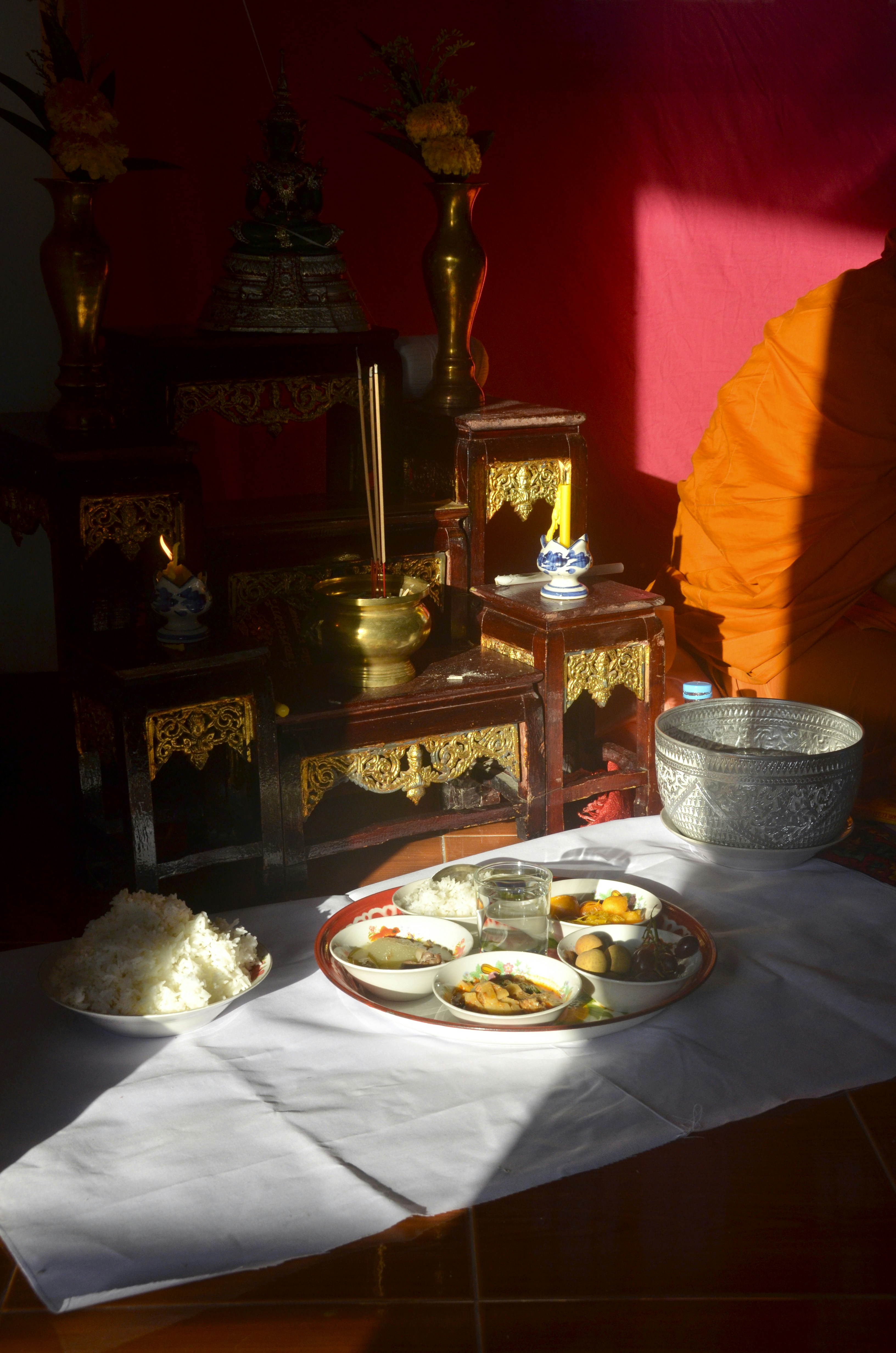 テーブルの上に座っている料理の皿