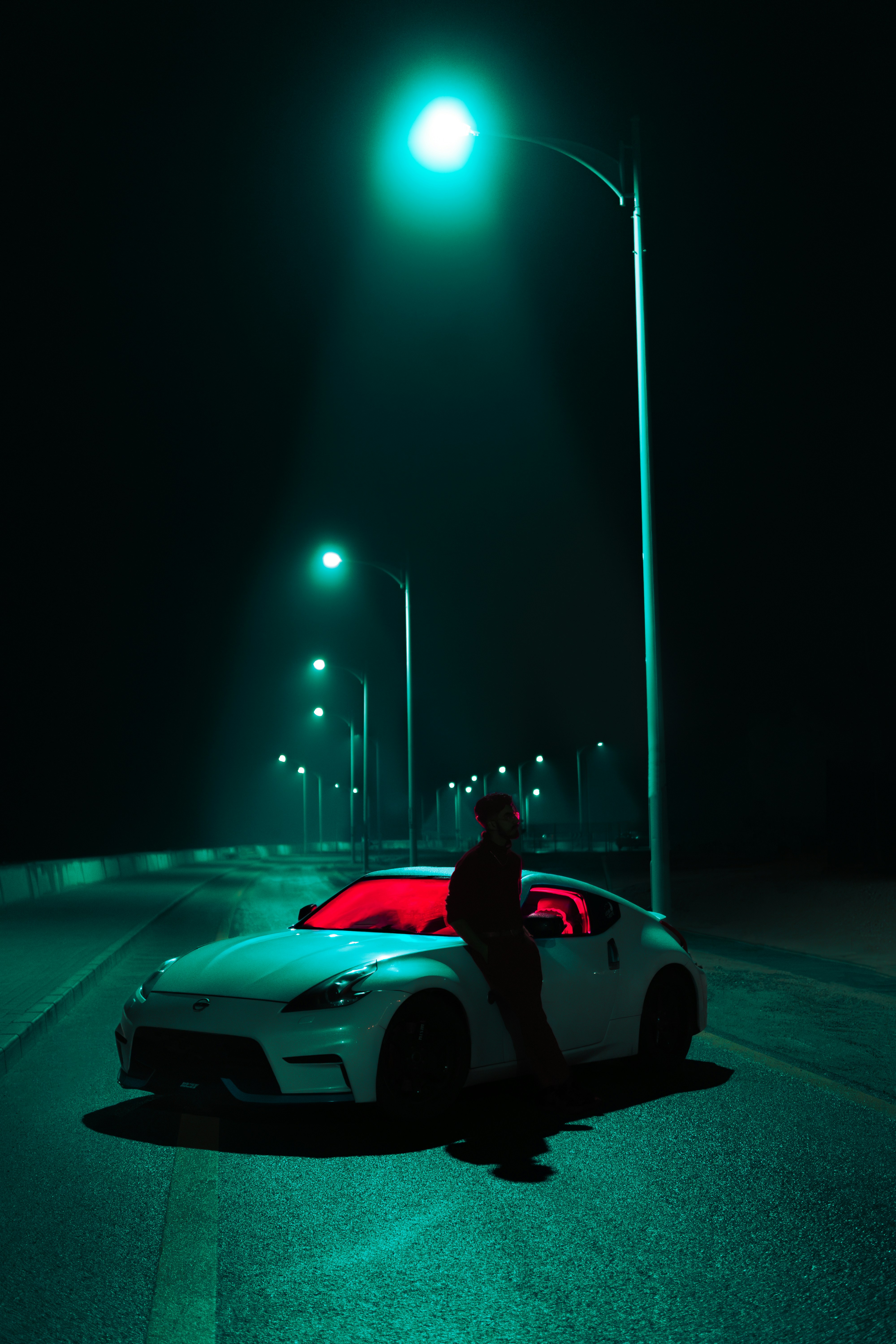 Un coche aparcado a un lado de la carretera por la noche
