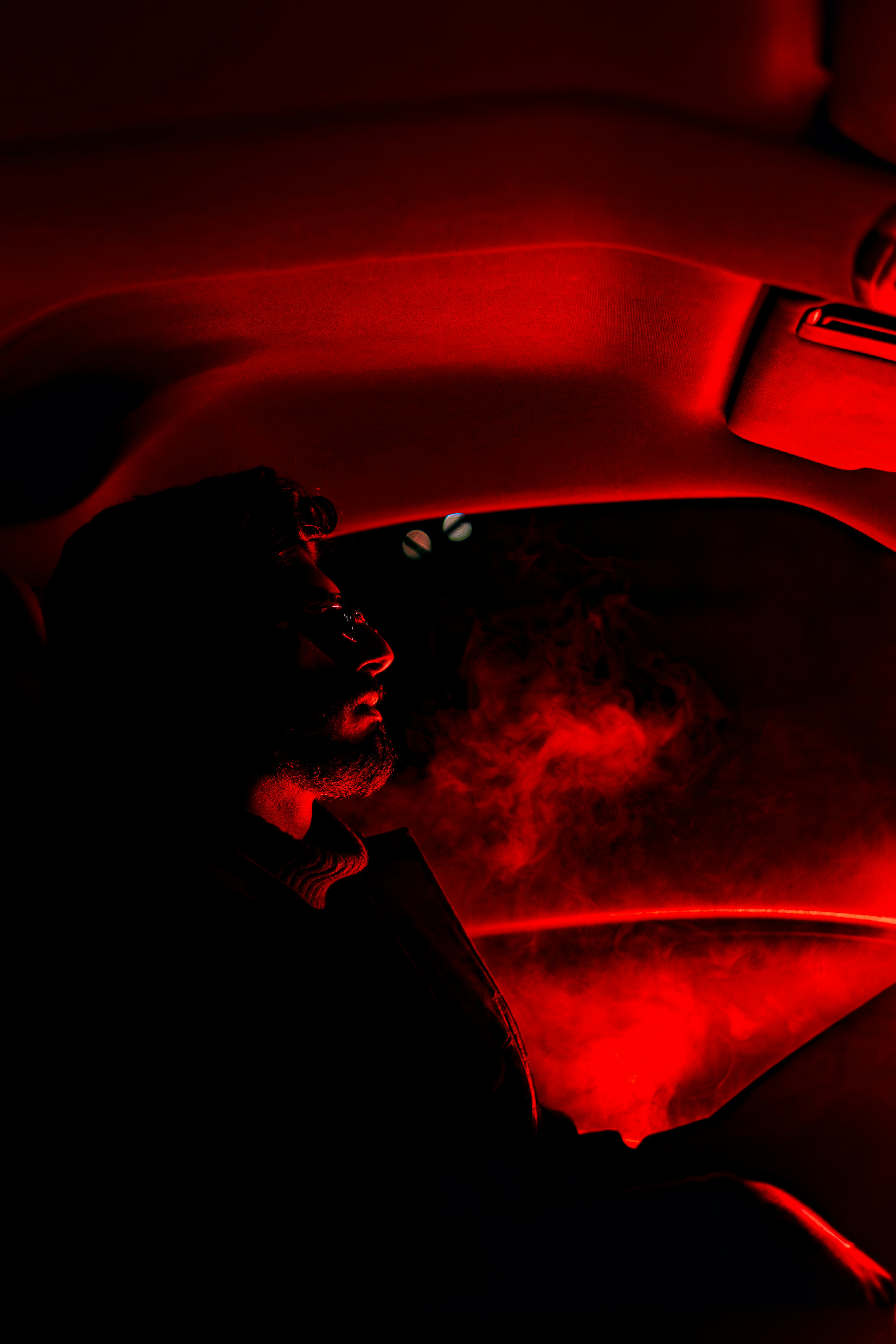 Un hombre conduciendo un coche en la oscuridad