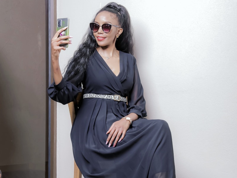 Žena v dlouhých šatech dělá selfie