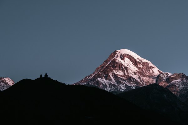 A view of a snow covered mountain at night — Kazbegi, Georgia