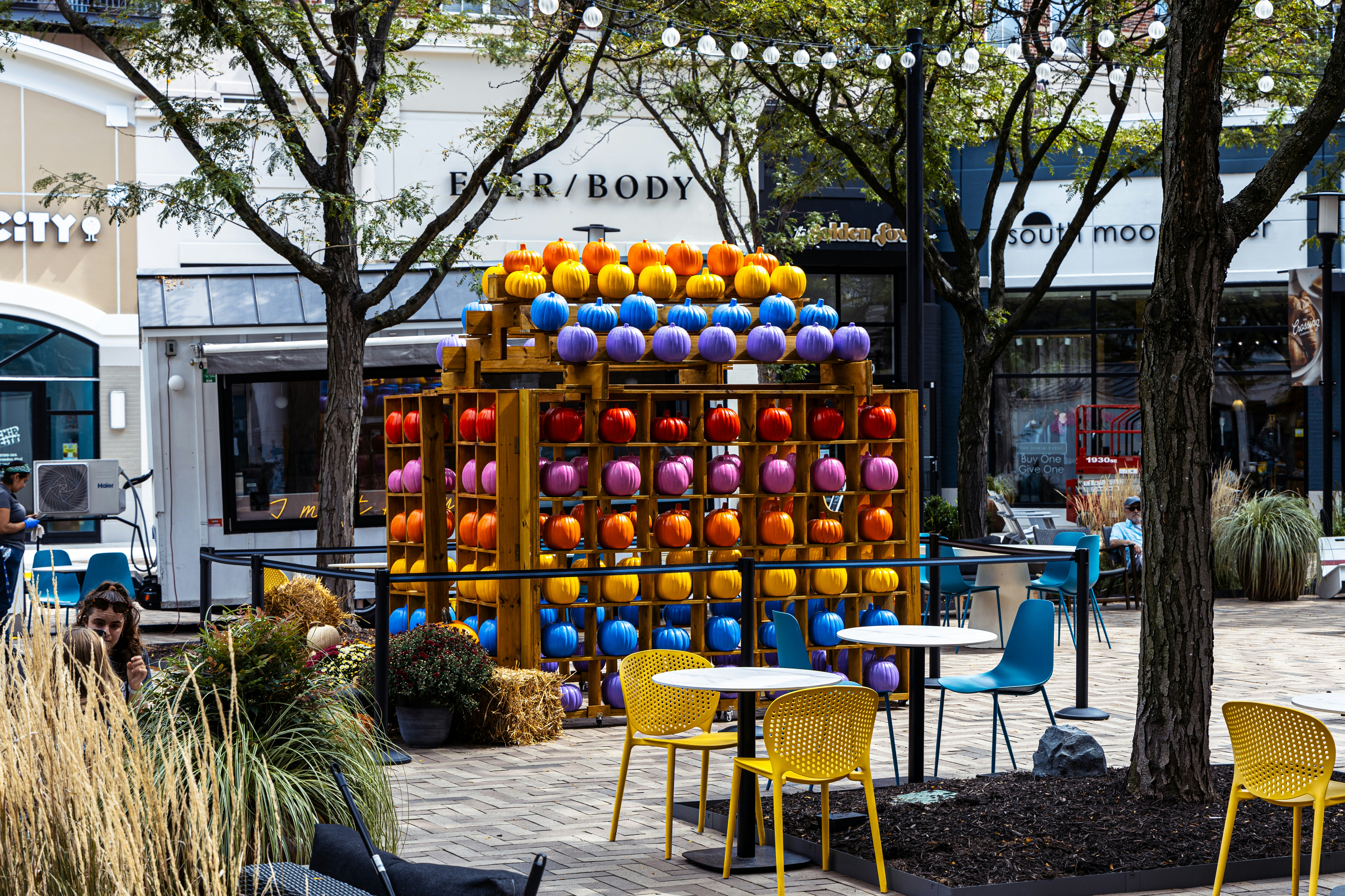 Uma mesa e cadeiras em frente a uma loja