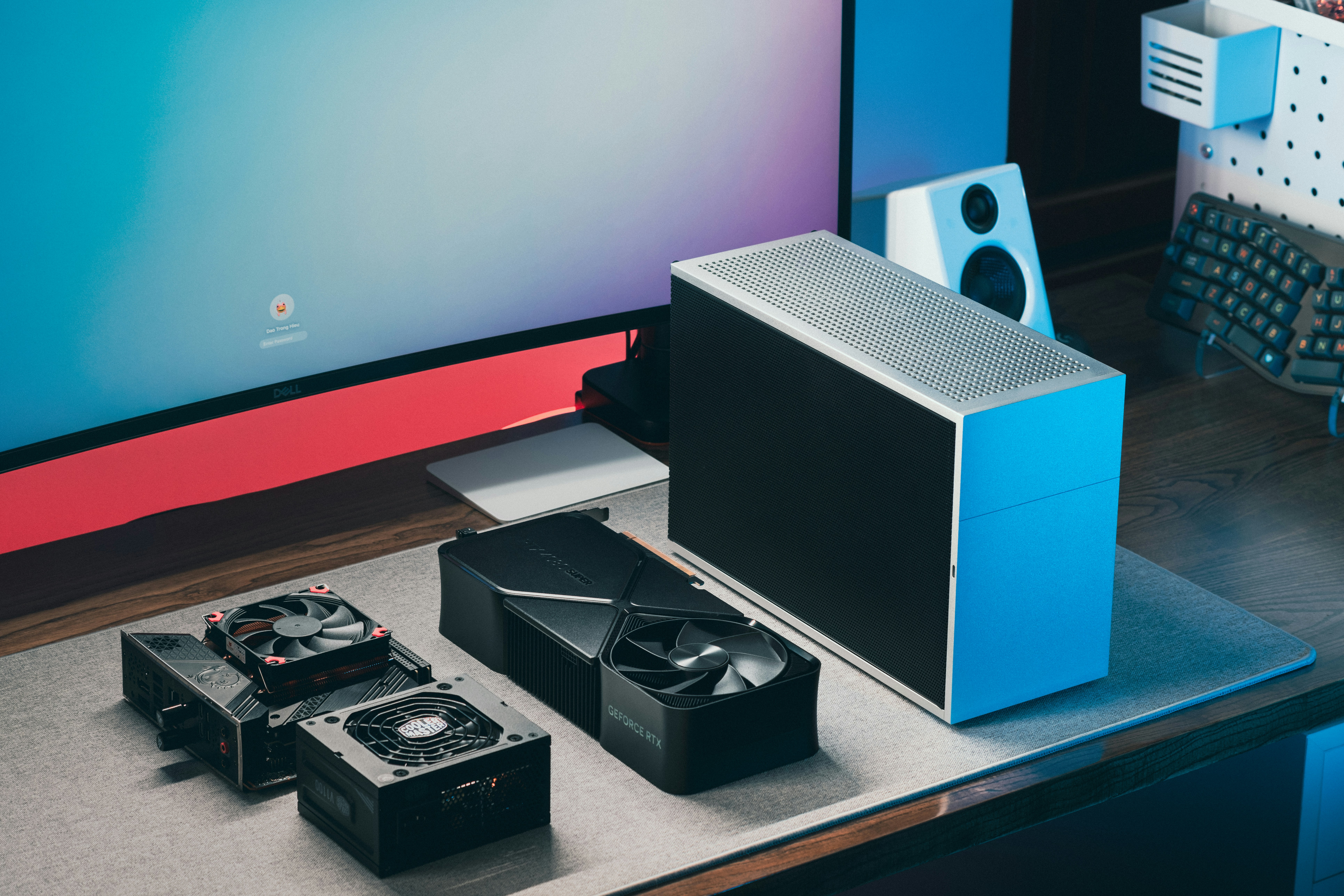 モバイルノートをゲーミング＆AI機に変える「GPUボックス」の実力とは