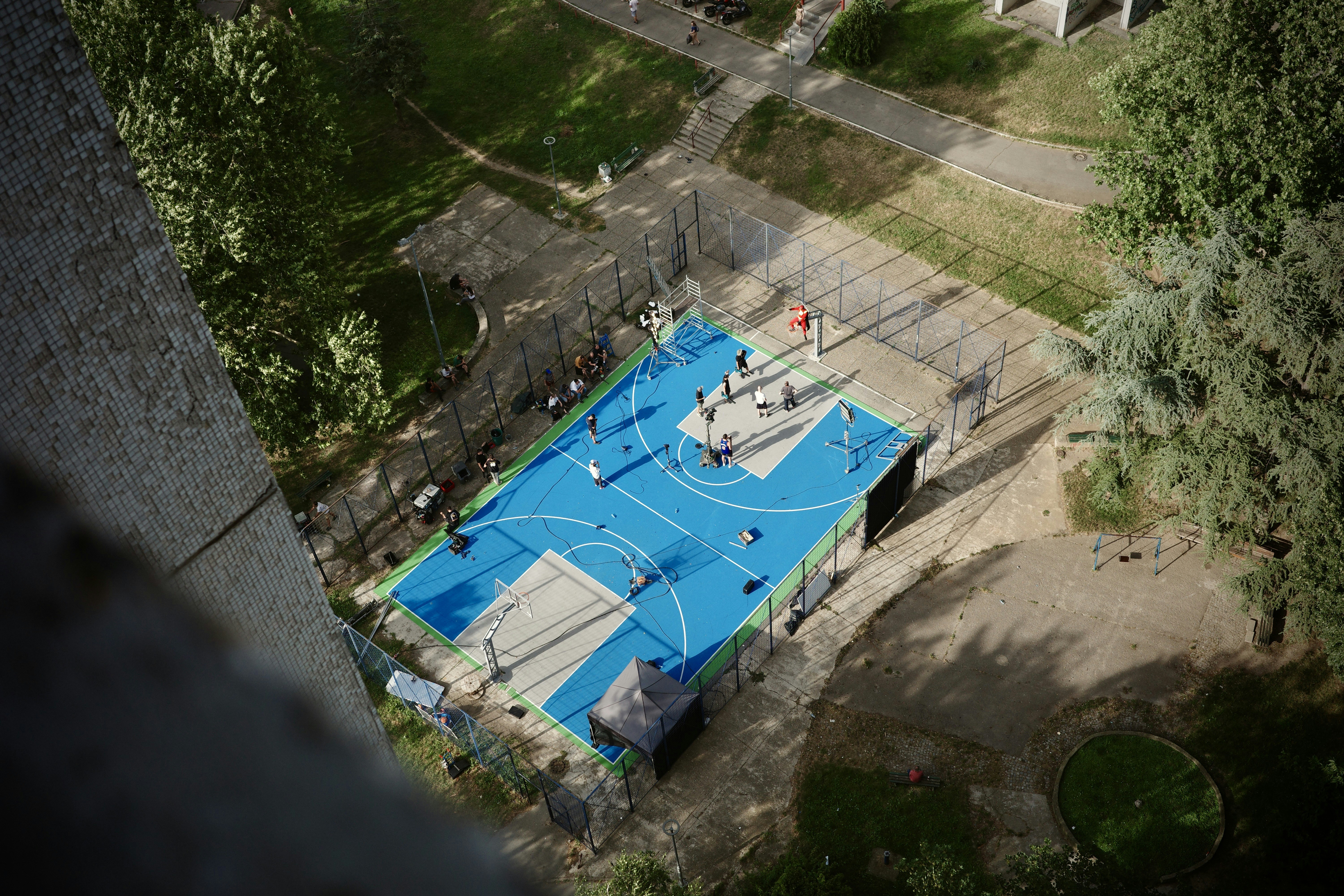 An aerial view of a basketball court in a park