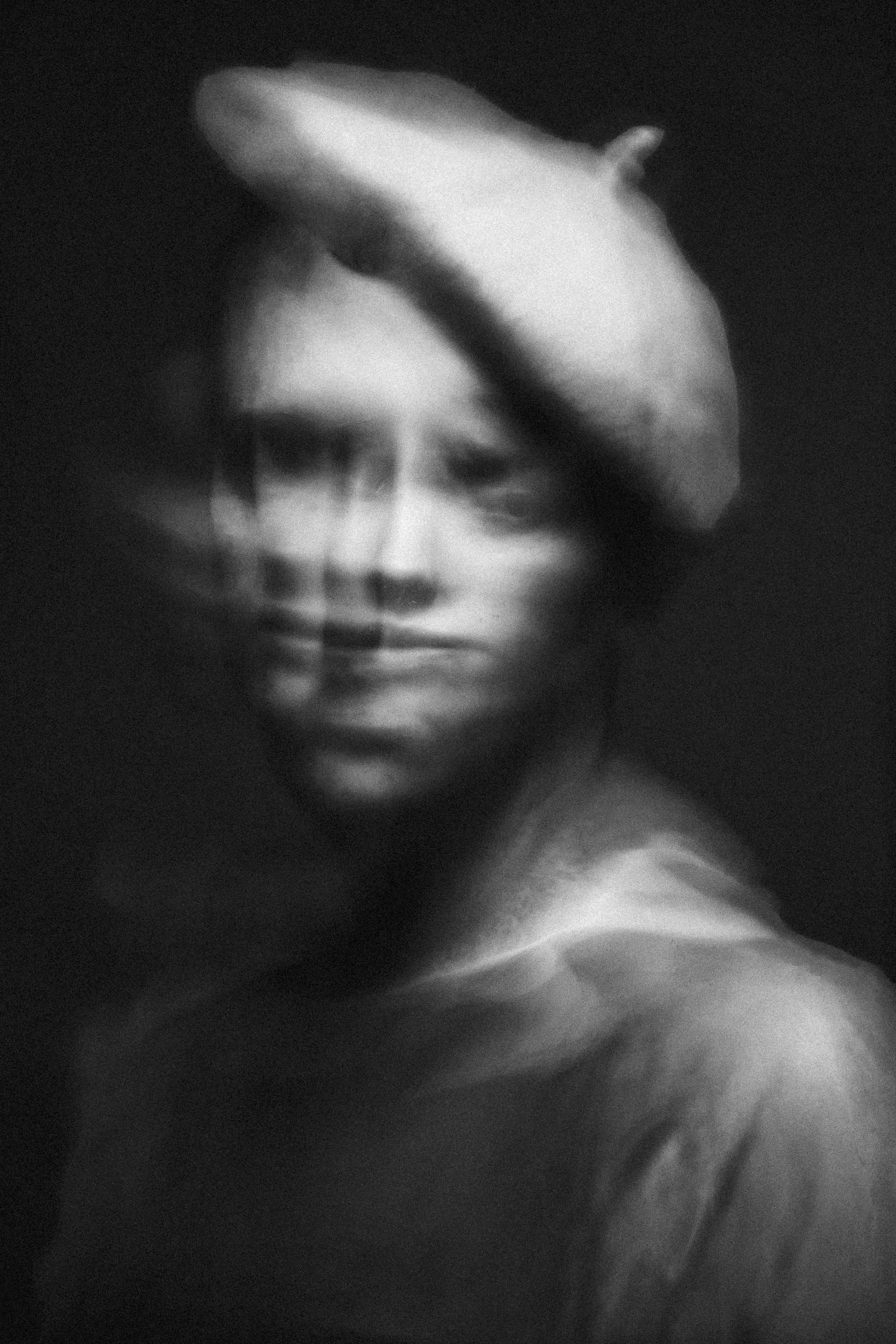 Une photo floue d’un homme avec un chapeau sur la tête