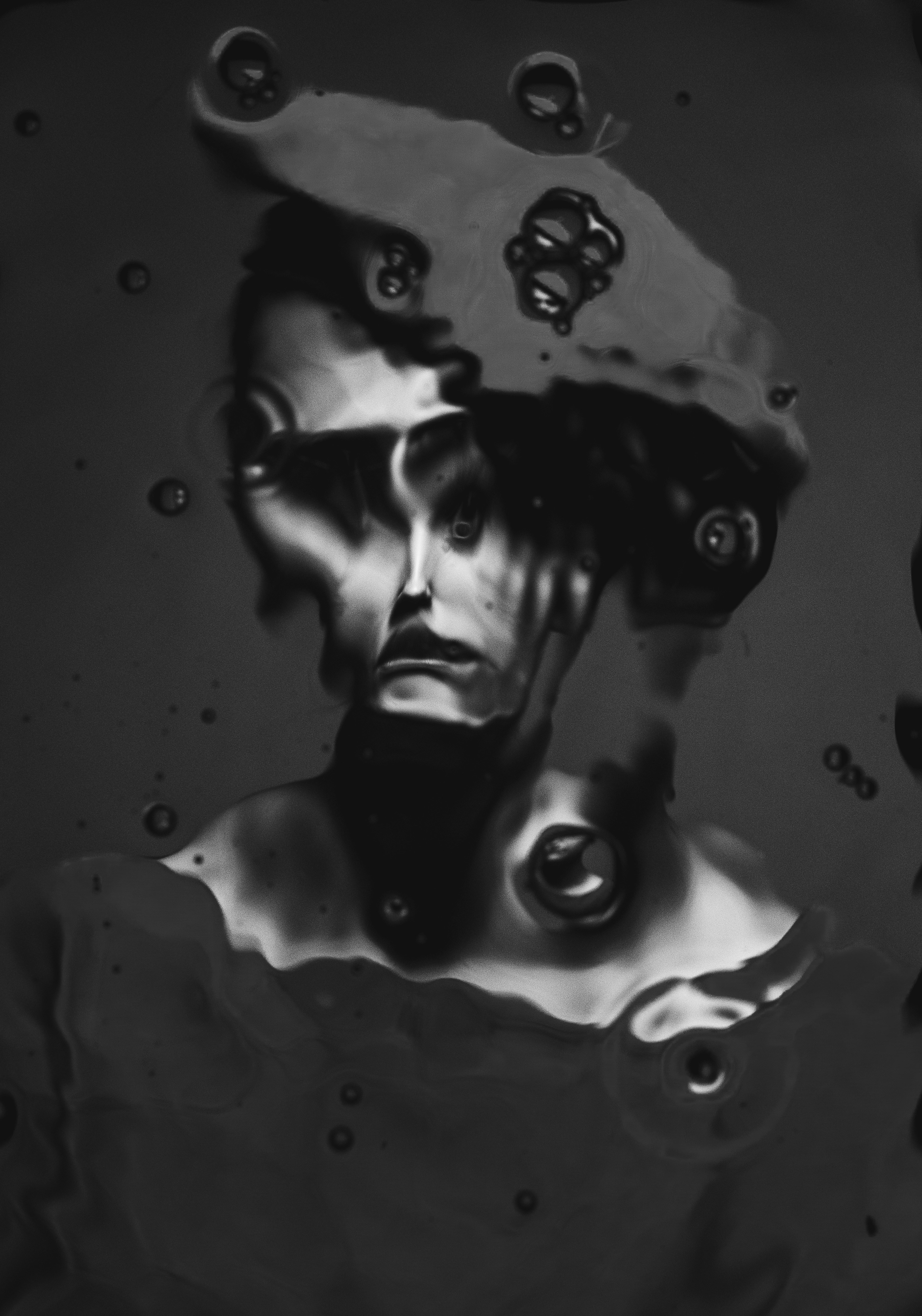 Une photo en noir et blanc d’un homme portant un chapeau