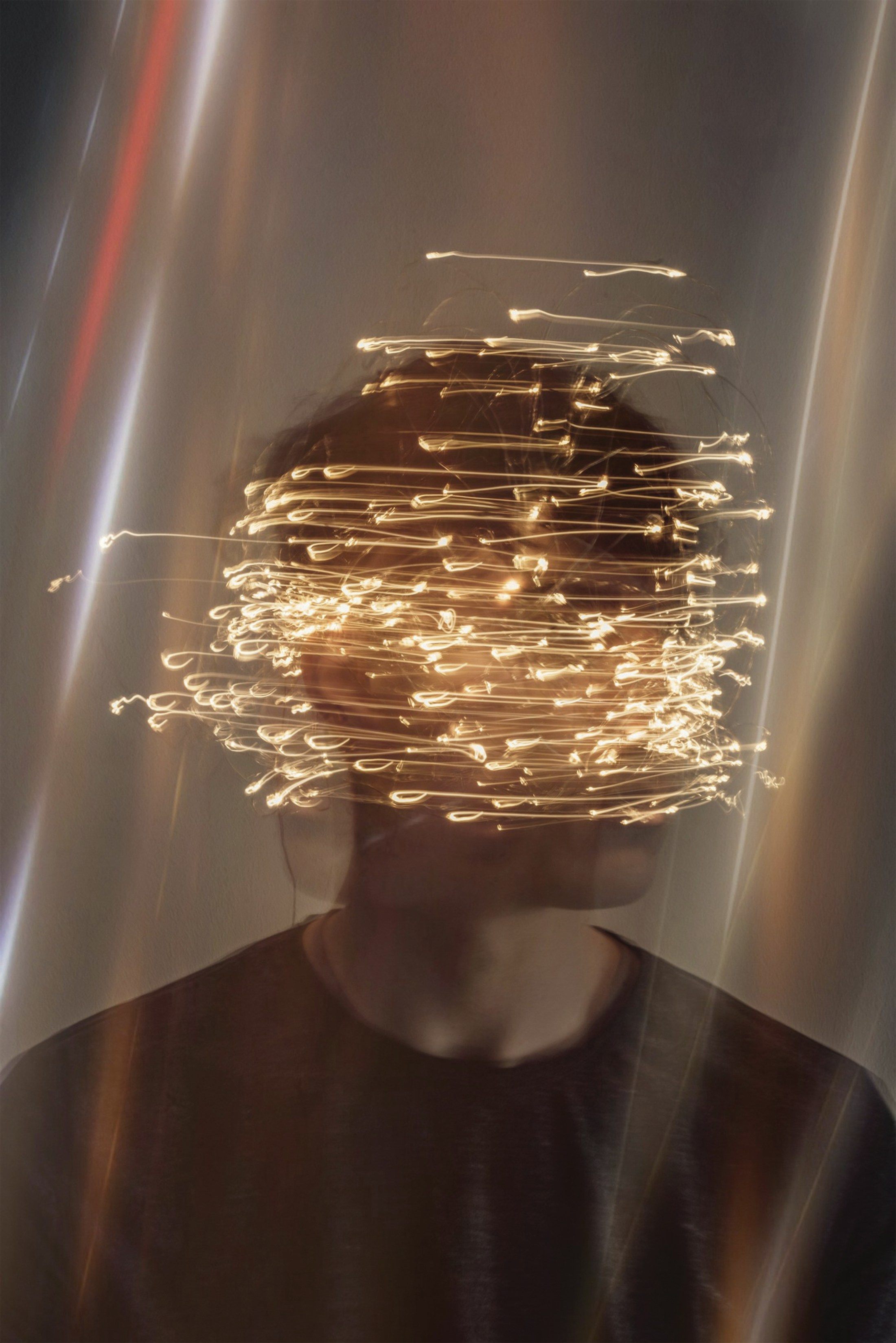 Une image floue de la tête d’un homme avec une guirlande lumineuse