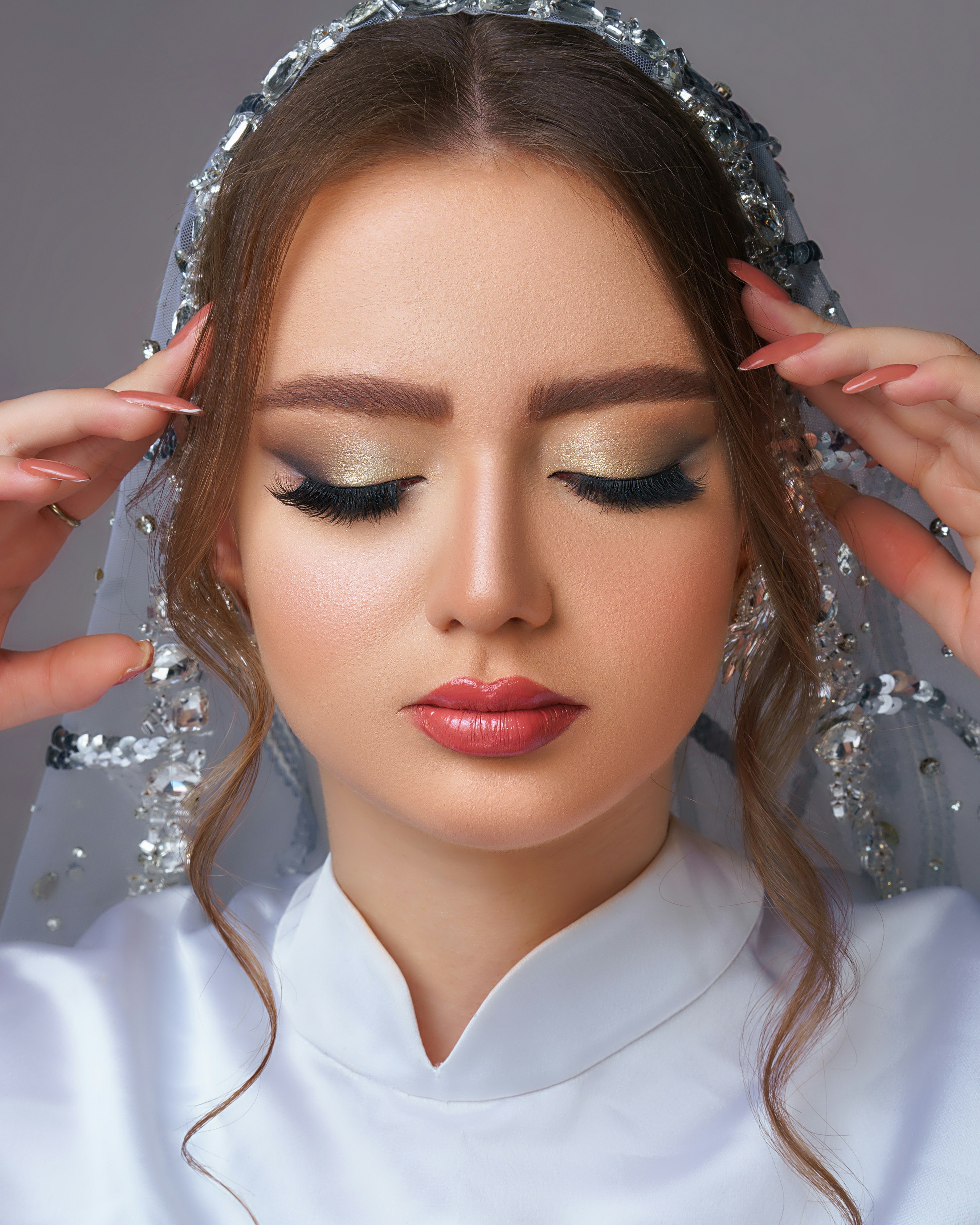 A woman with a tiara on her head photo – Free Portrait Image on Unsplash