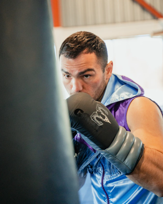 Entrenamiento de boxeo relacionado con la polémica del casco en La Velada VI