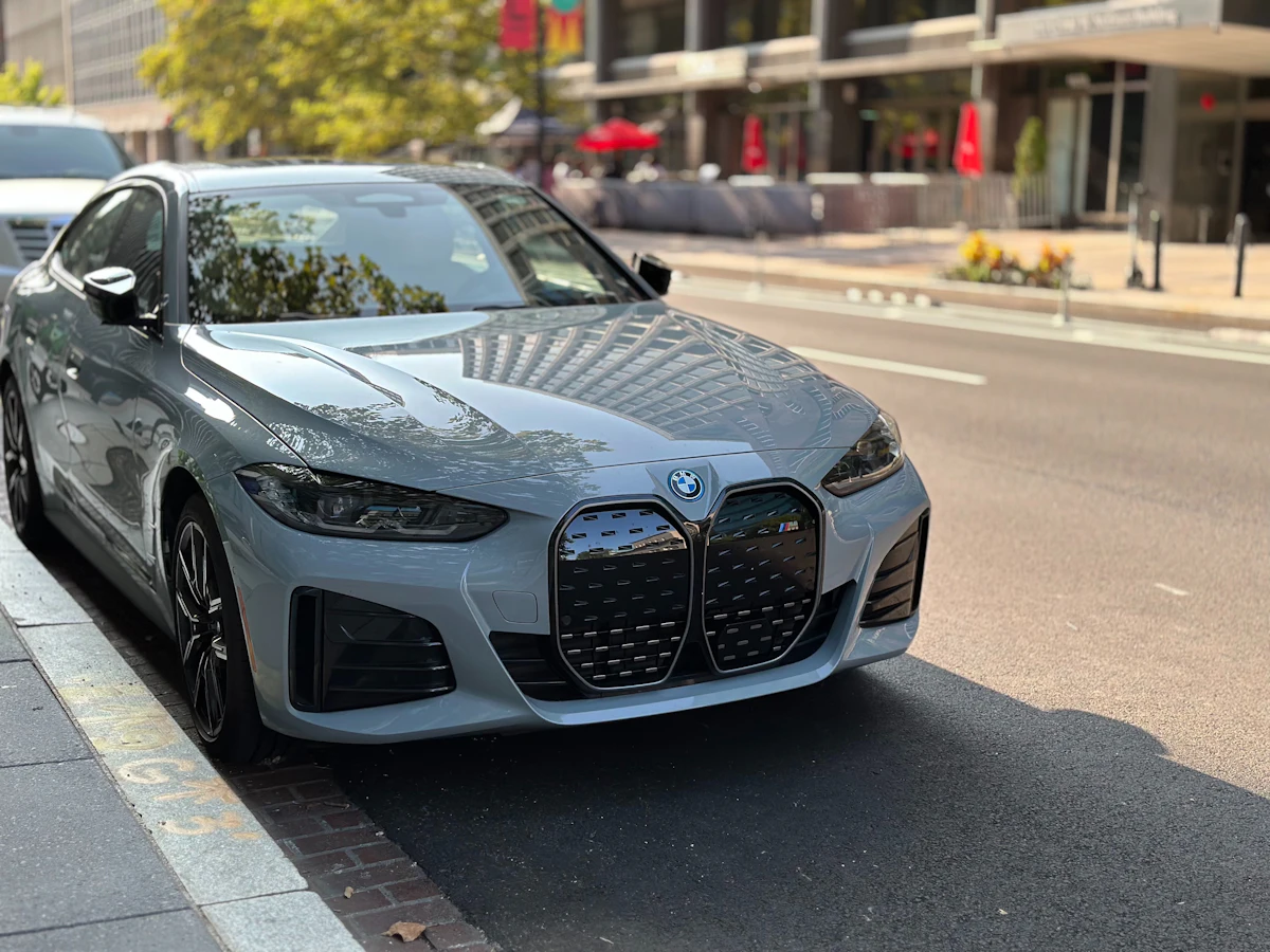 Grauer BMW i4 Gran Coupé am Straßenrand in der Stadt