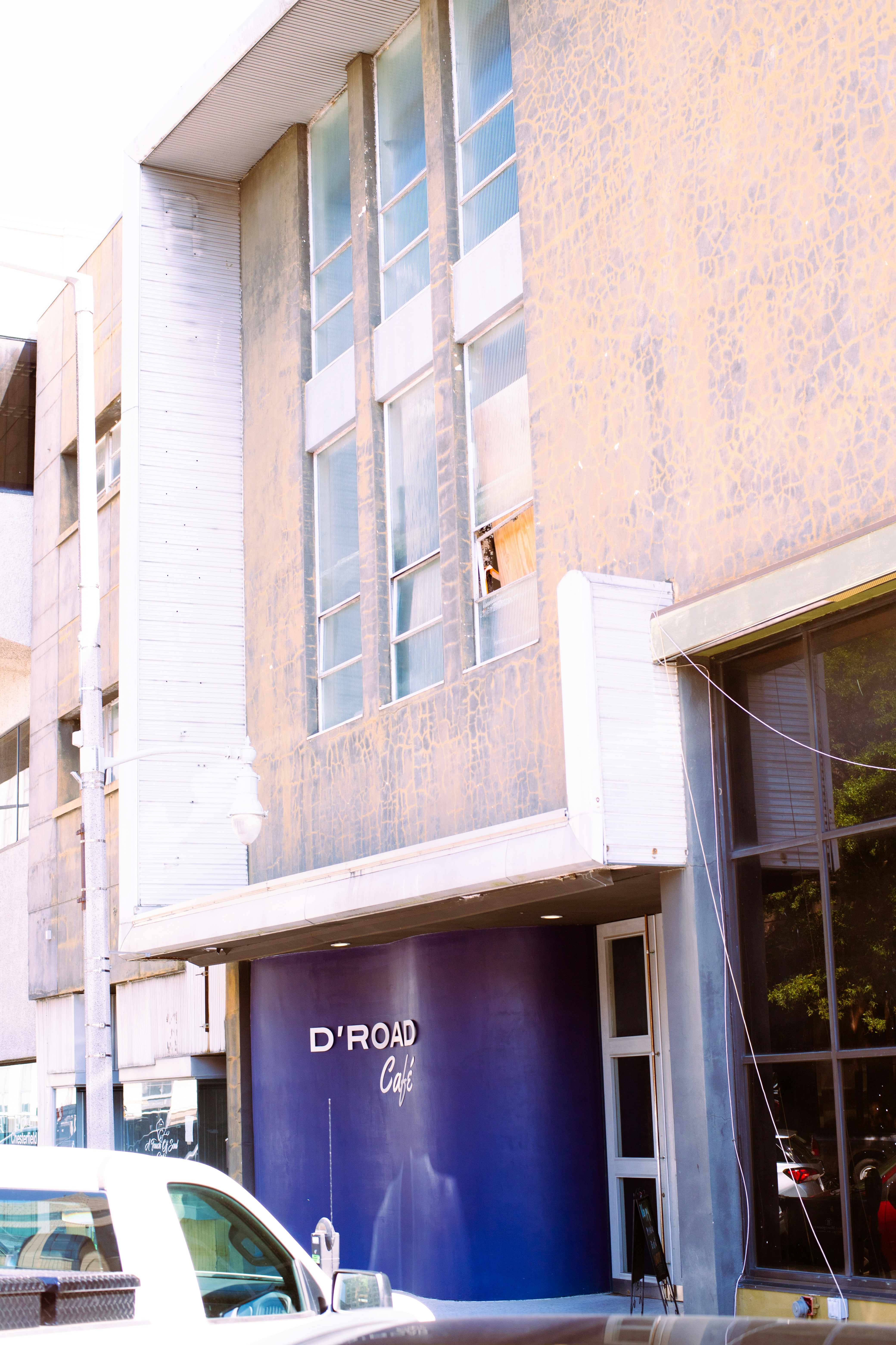 Ein Auto parkt vor einem Gebäude