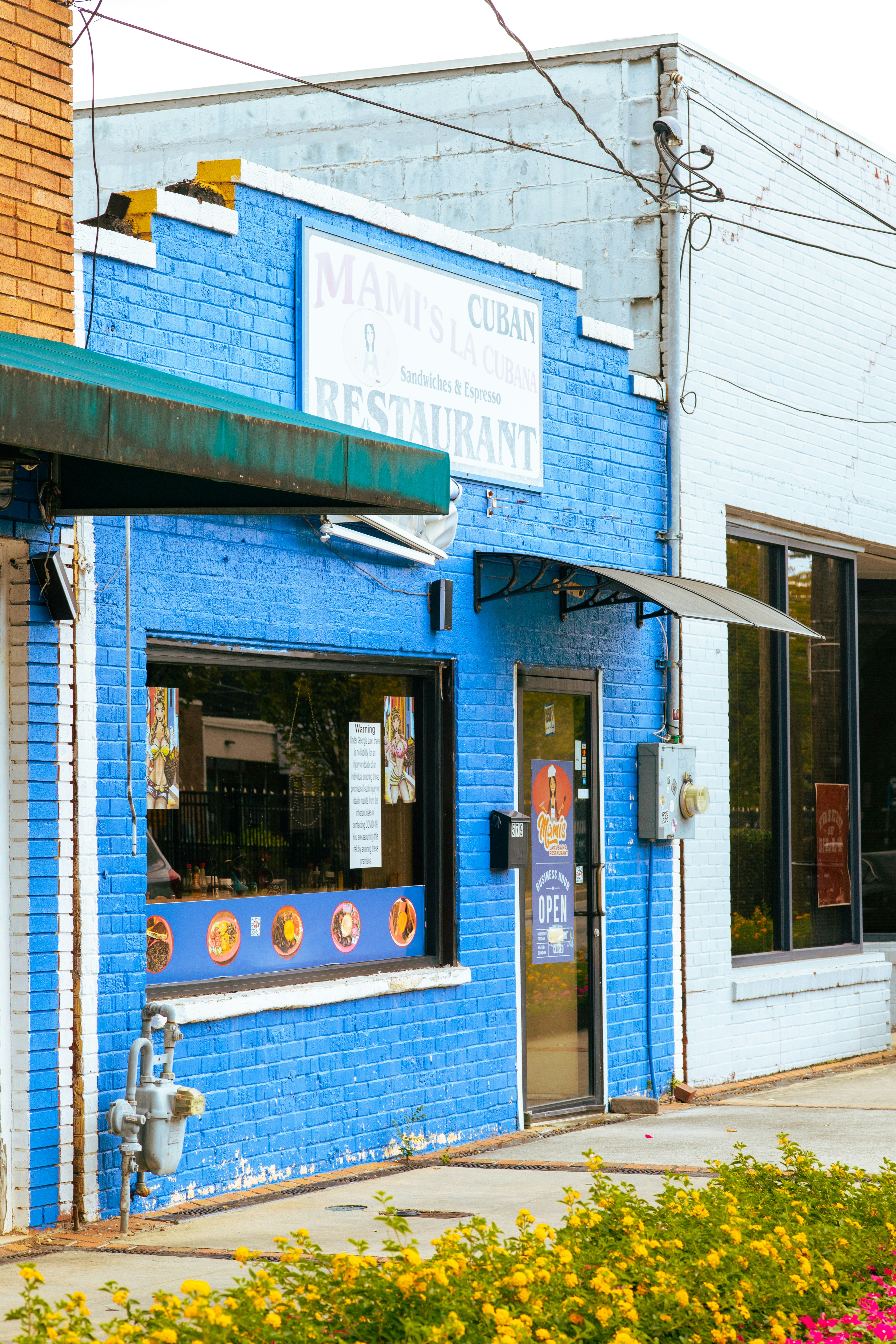 Ein blaues Gebäude mit einem Schild an der Vorderseite