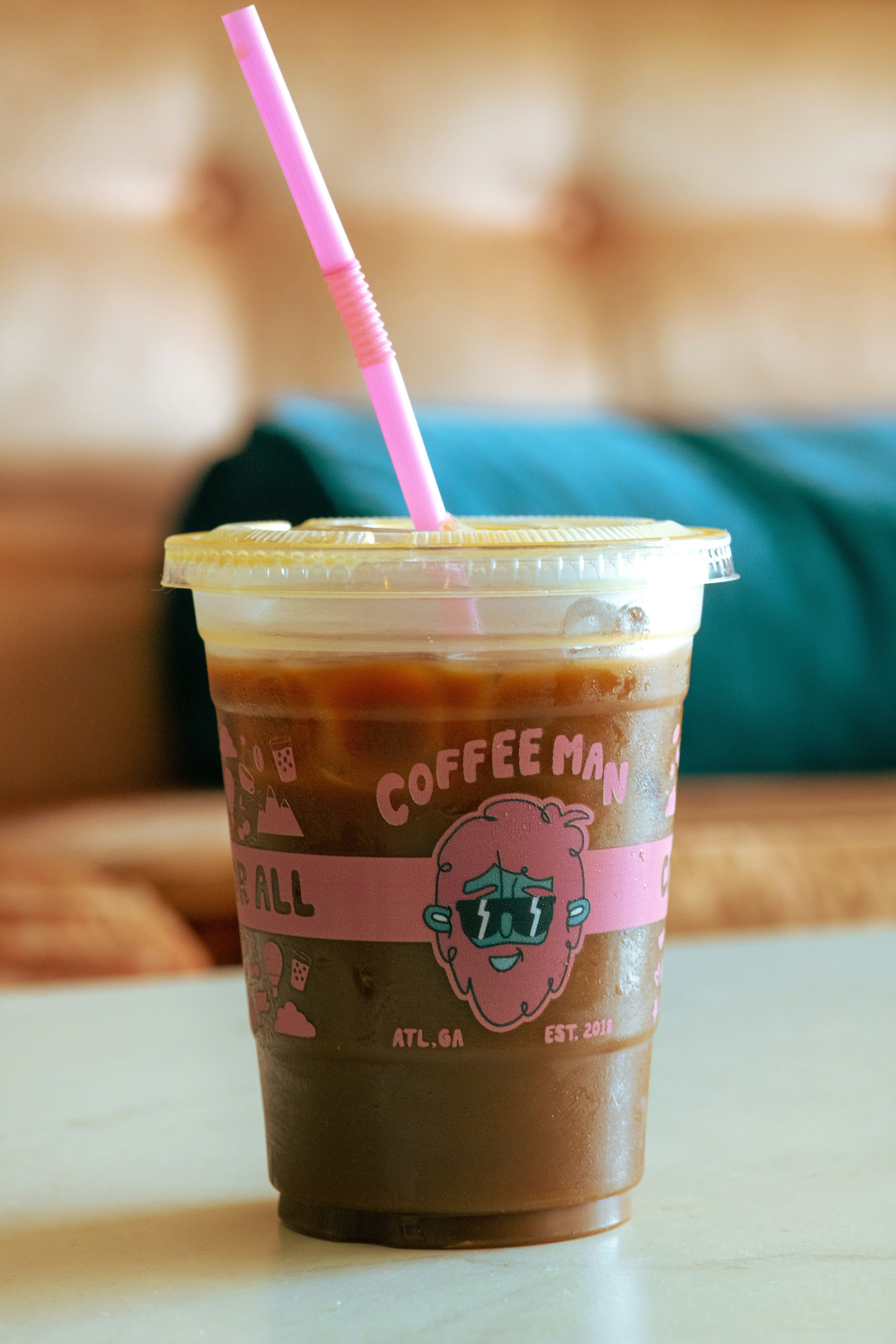 Eine Tasse Kaffee auf einem Tisch sitzend