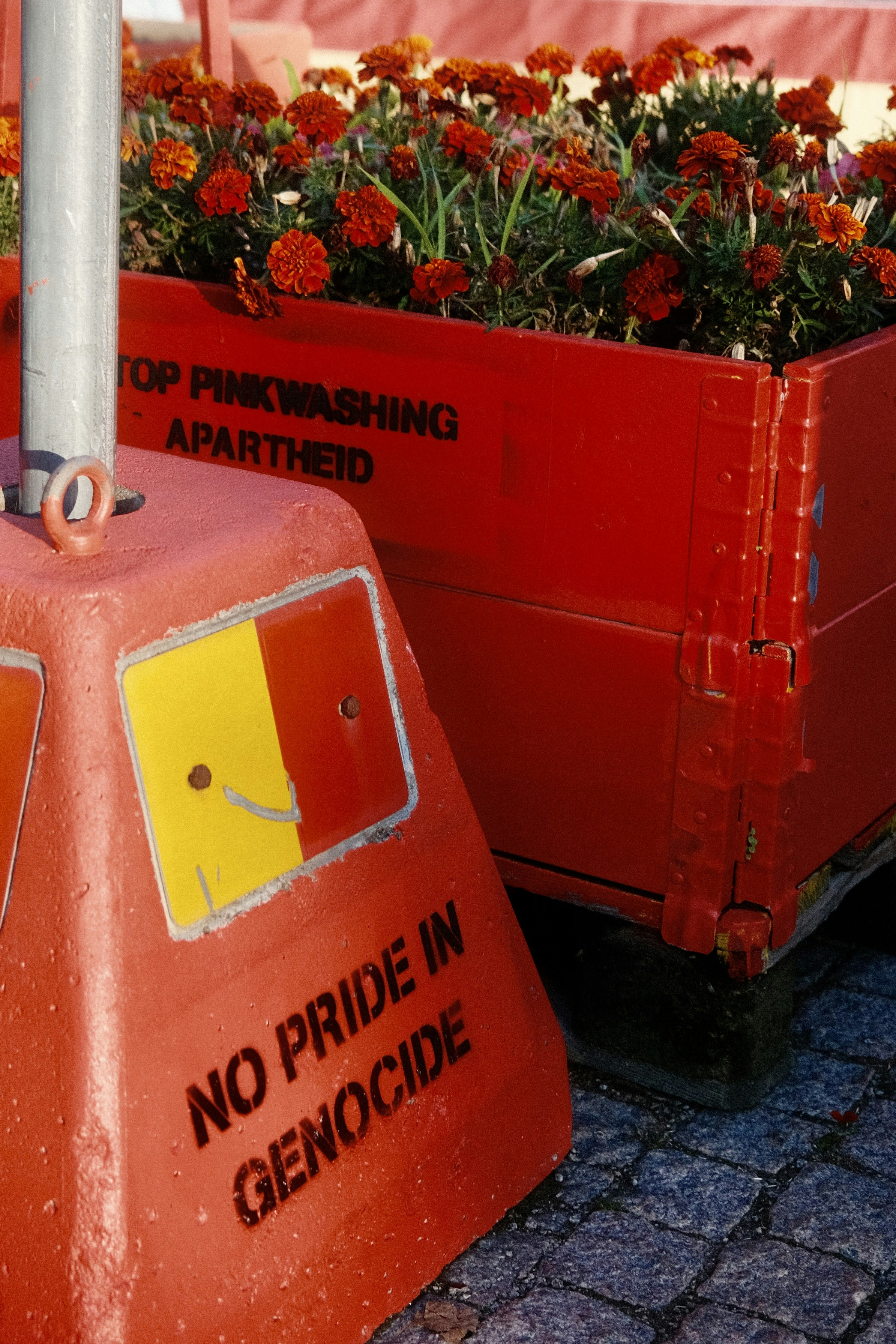 Ein roter Wagen gefüllt mit vielen roten Blumen