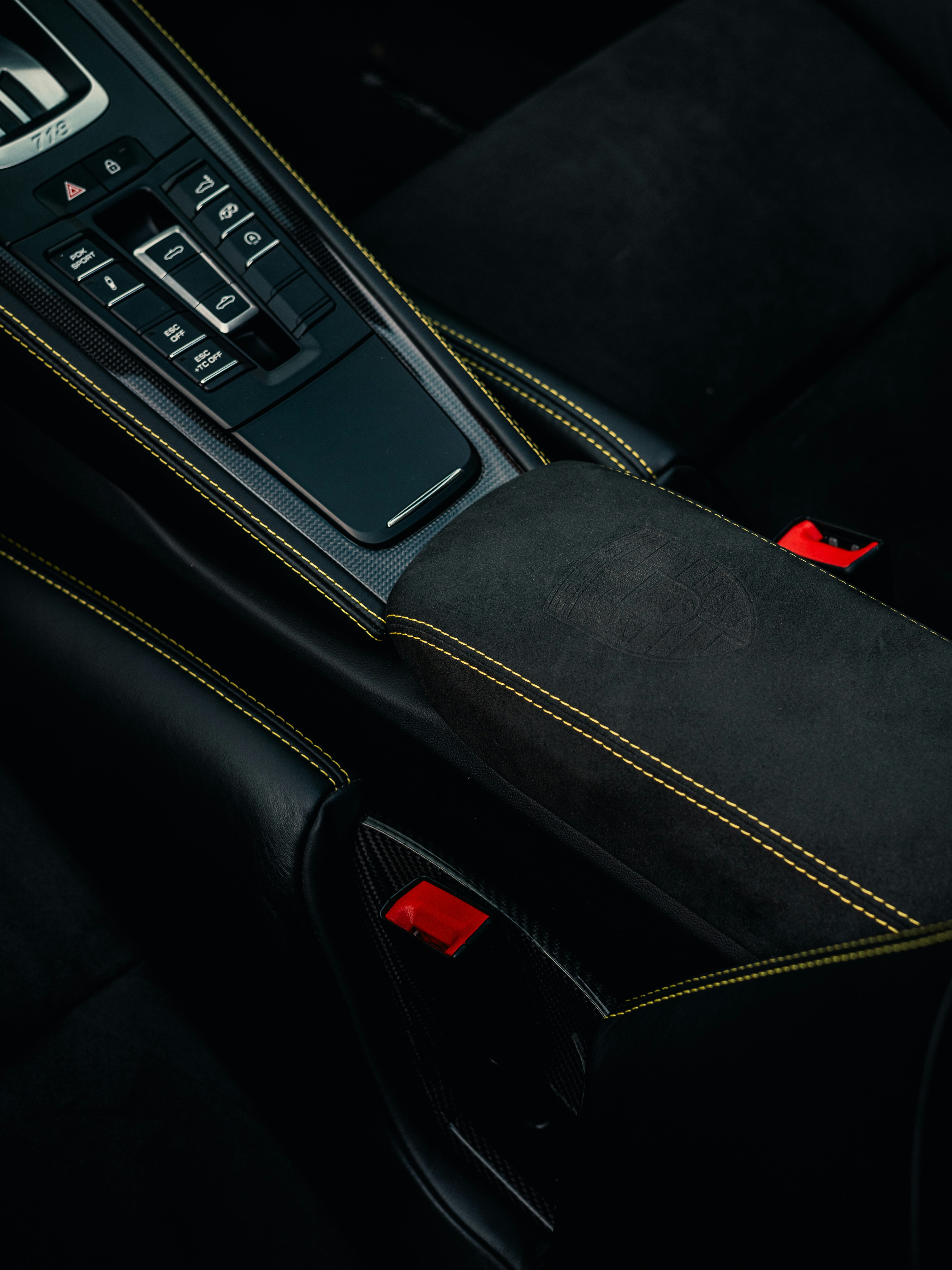 Gros plan d’une télécommande dans une voiture