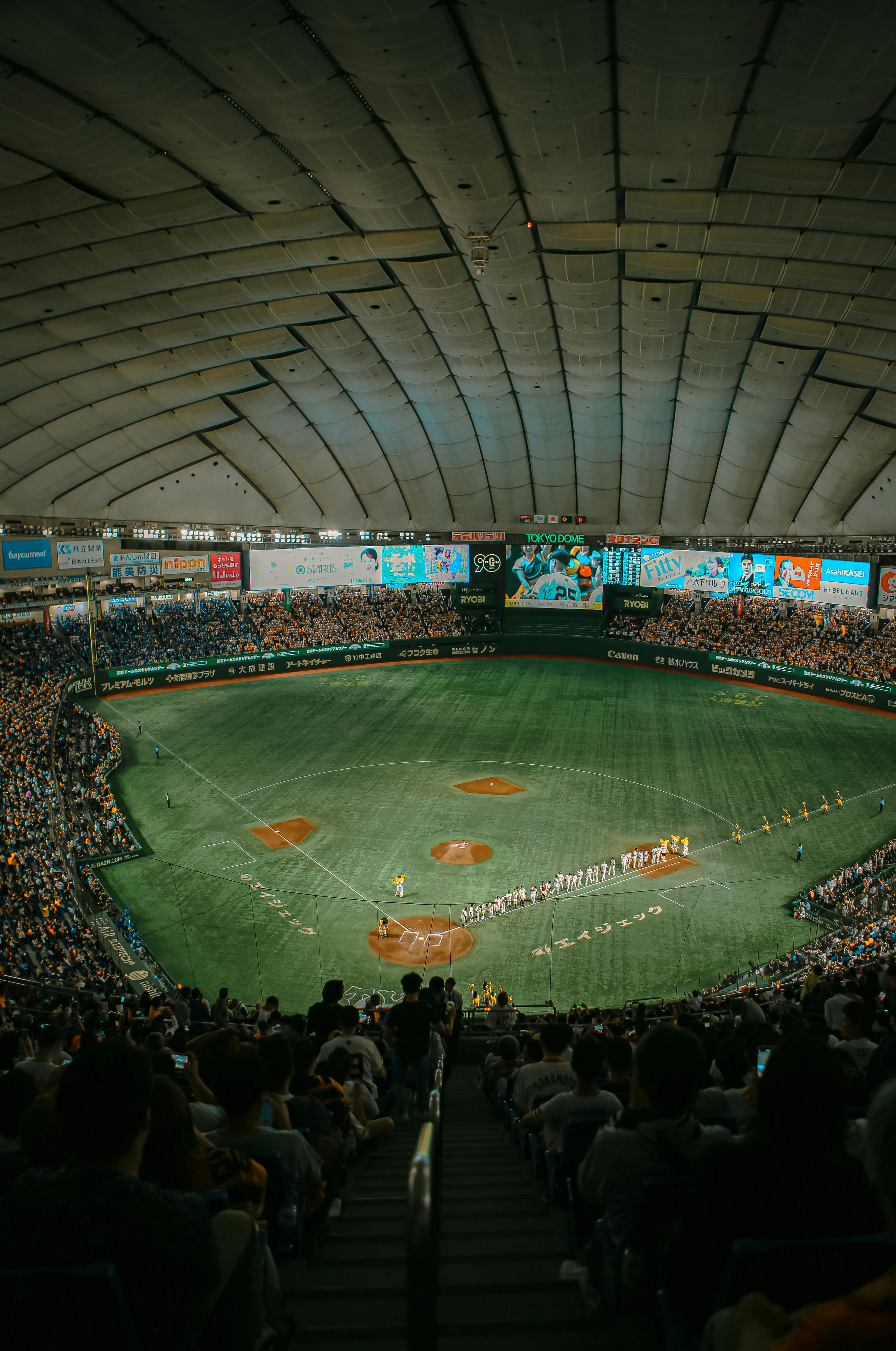 たくさんの人で賑わう野球場