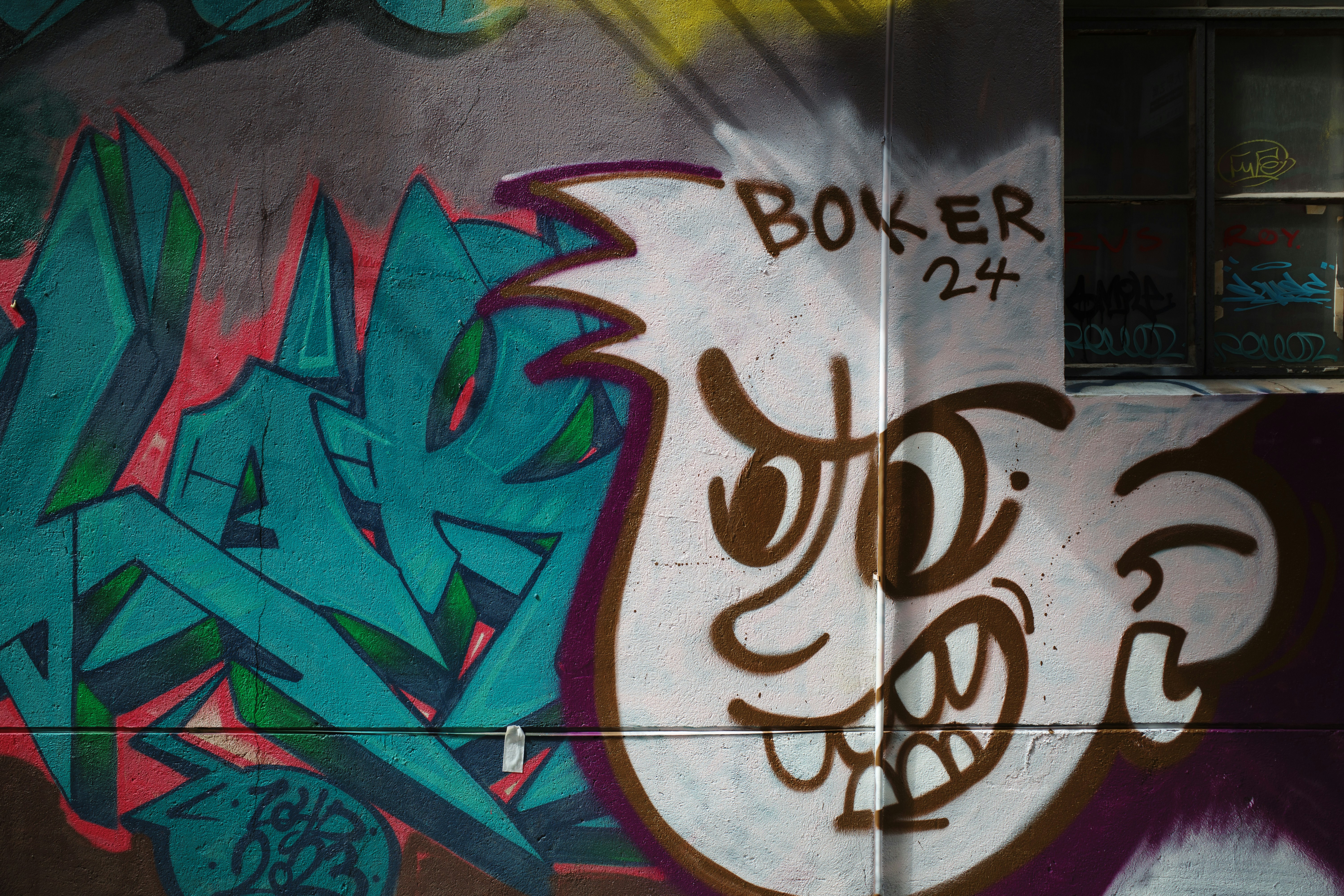 A wall that has some graffiti on it