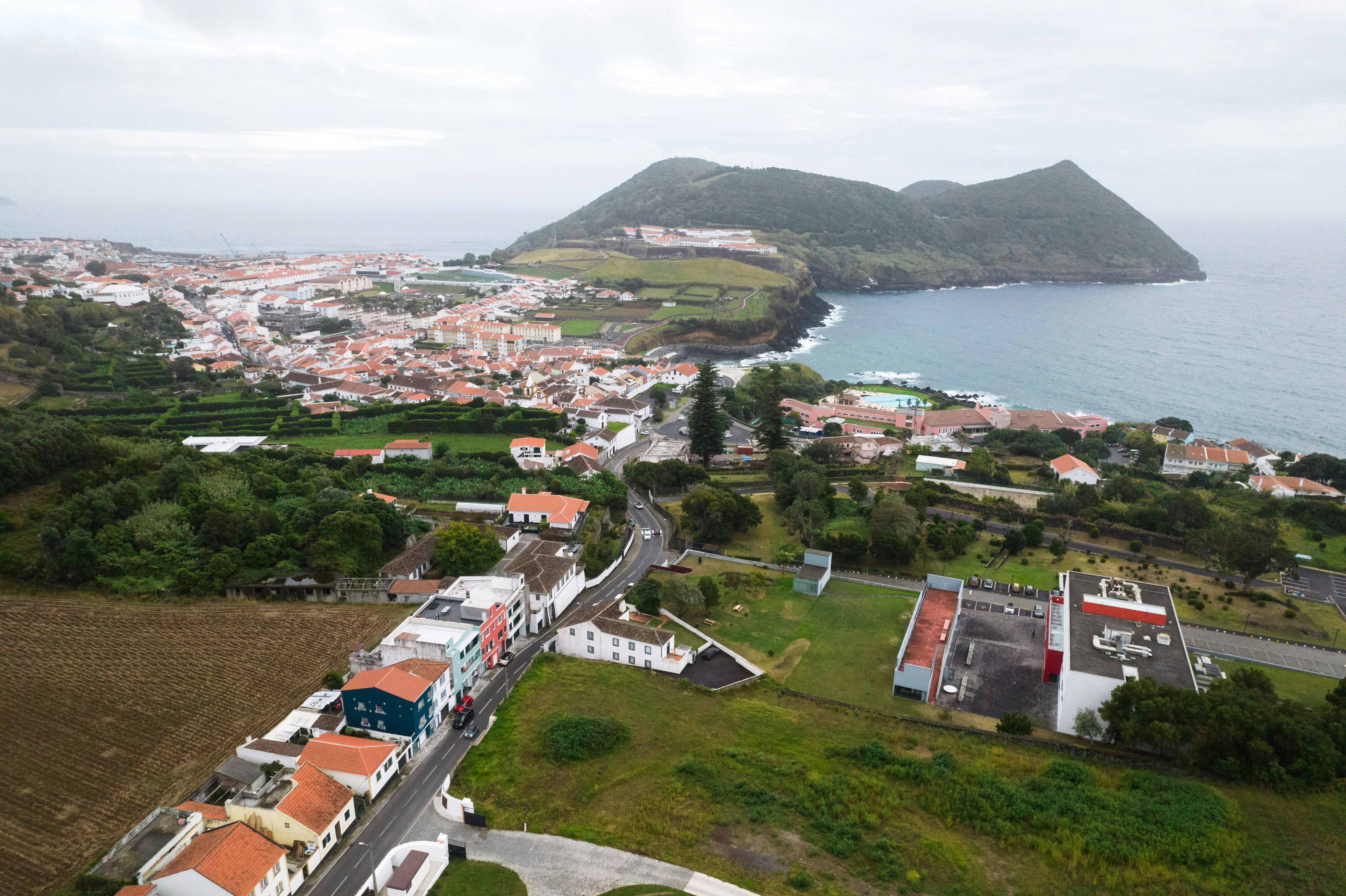 Vue plongeante d’une ville et d’un plan d’eau