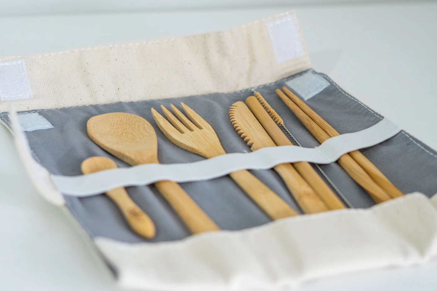 Kit de couverts en bois glissés dans une pochette