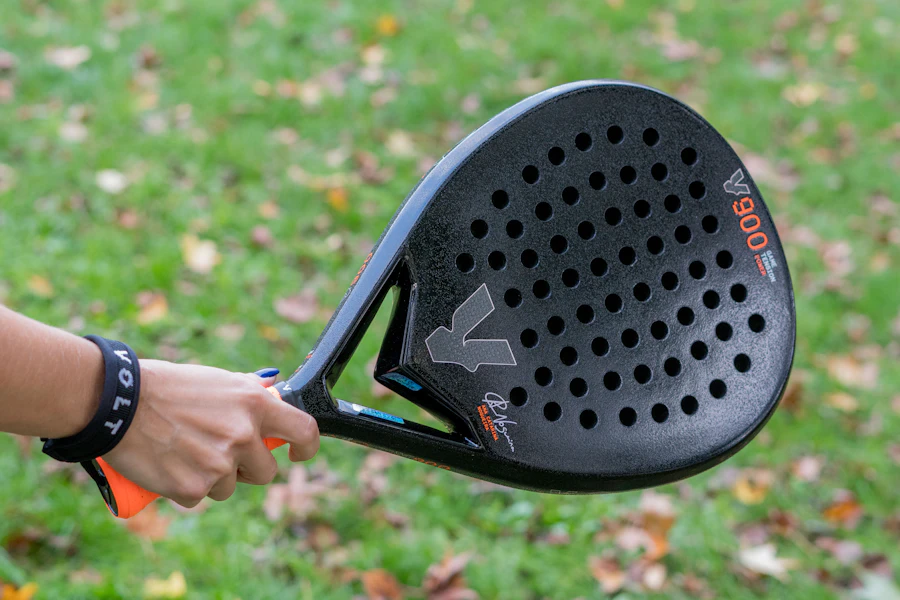 Gros plan sur une raquette de padel