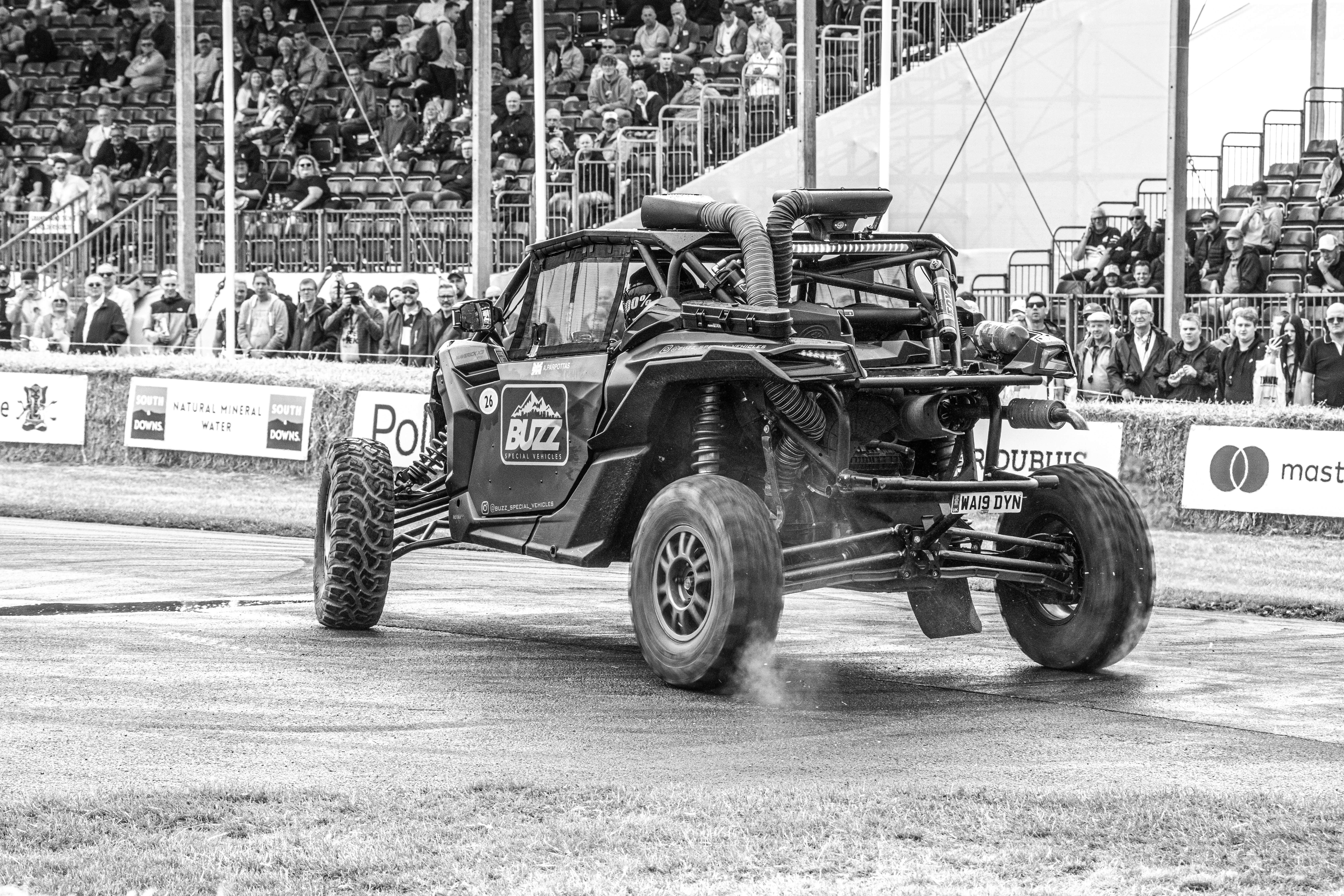 Une photo en noir et blanc d’un monster truck