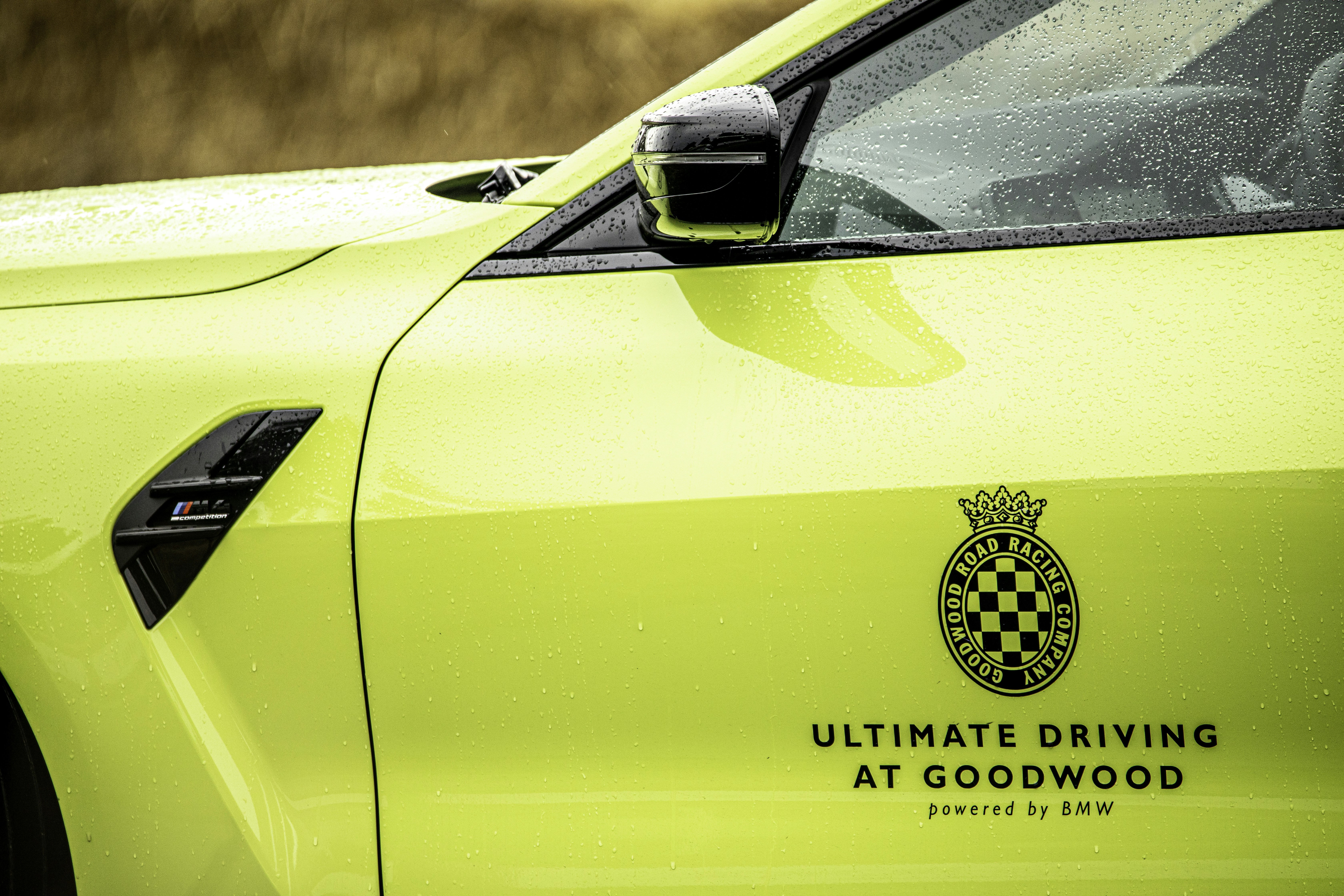 Un gros plan du capot d’une voiture jaune