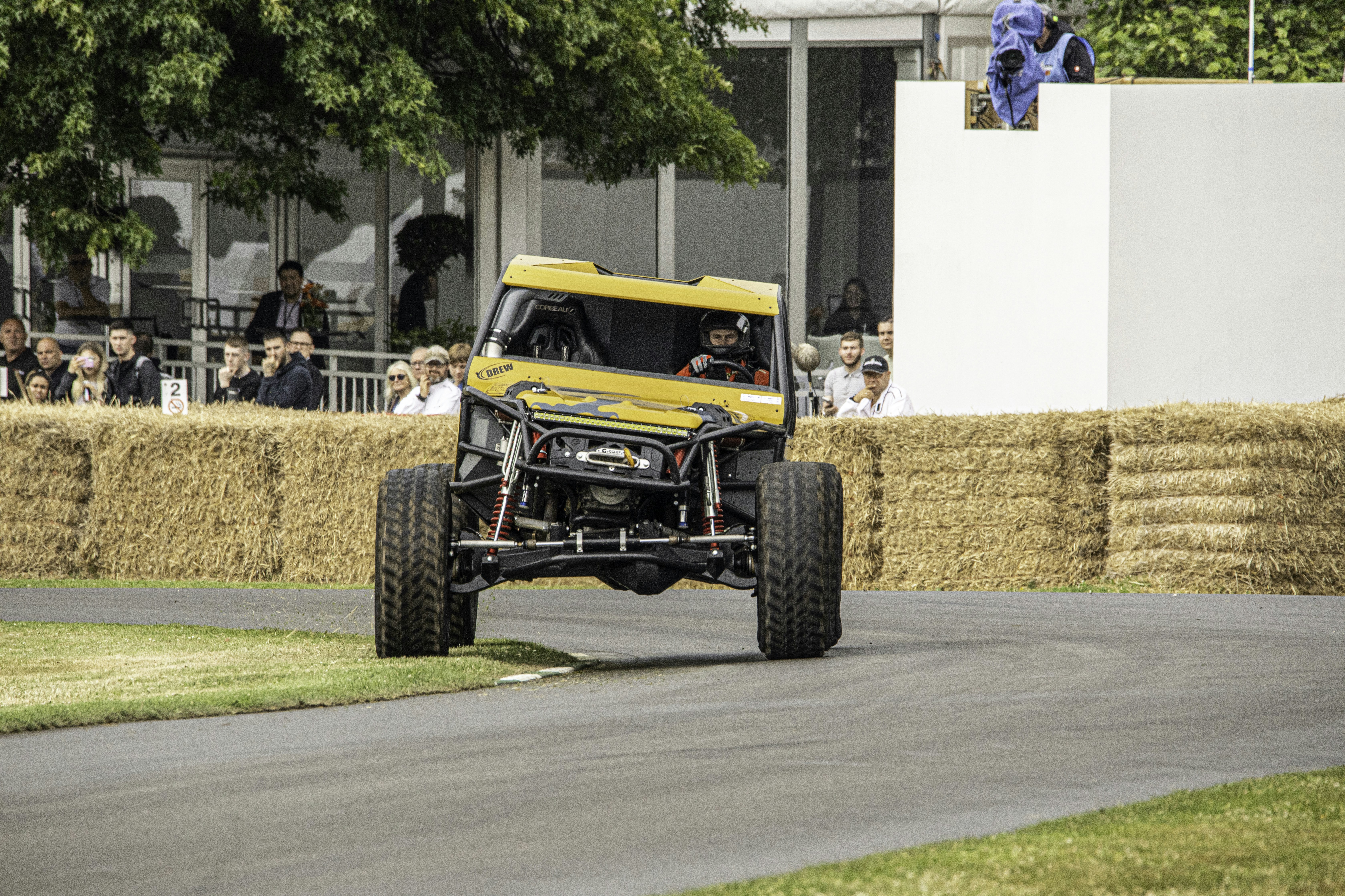 Un camion monstre roulant sur une piste de course