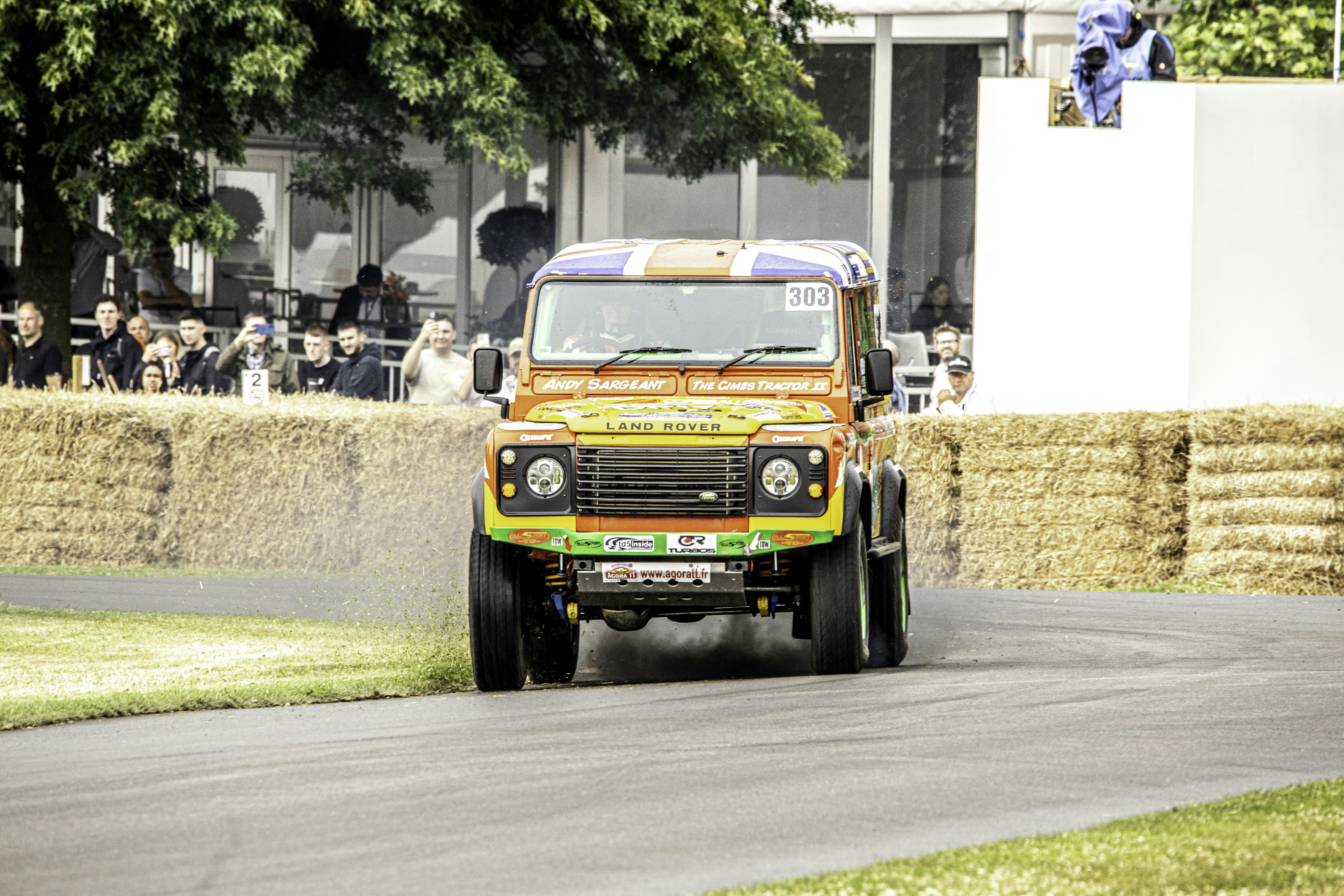 Un camion roule sur une piste de course