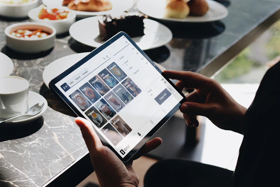 Persona usando una tablet en un restaurante