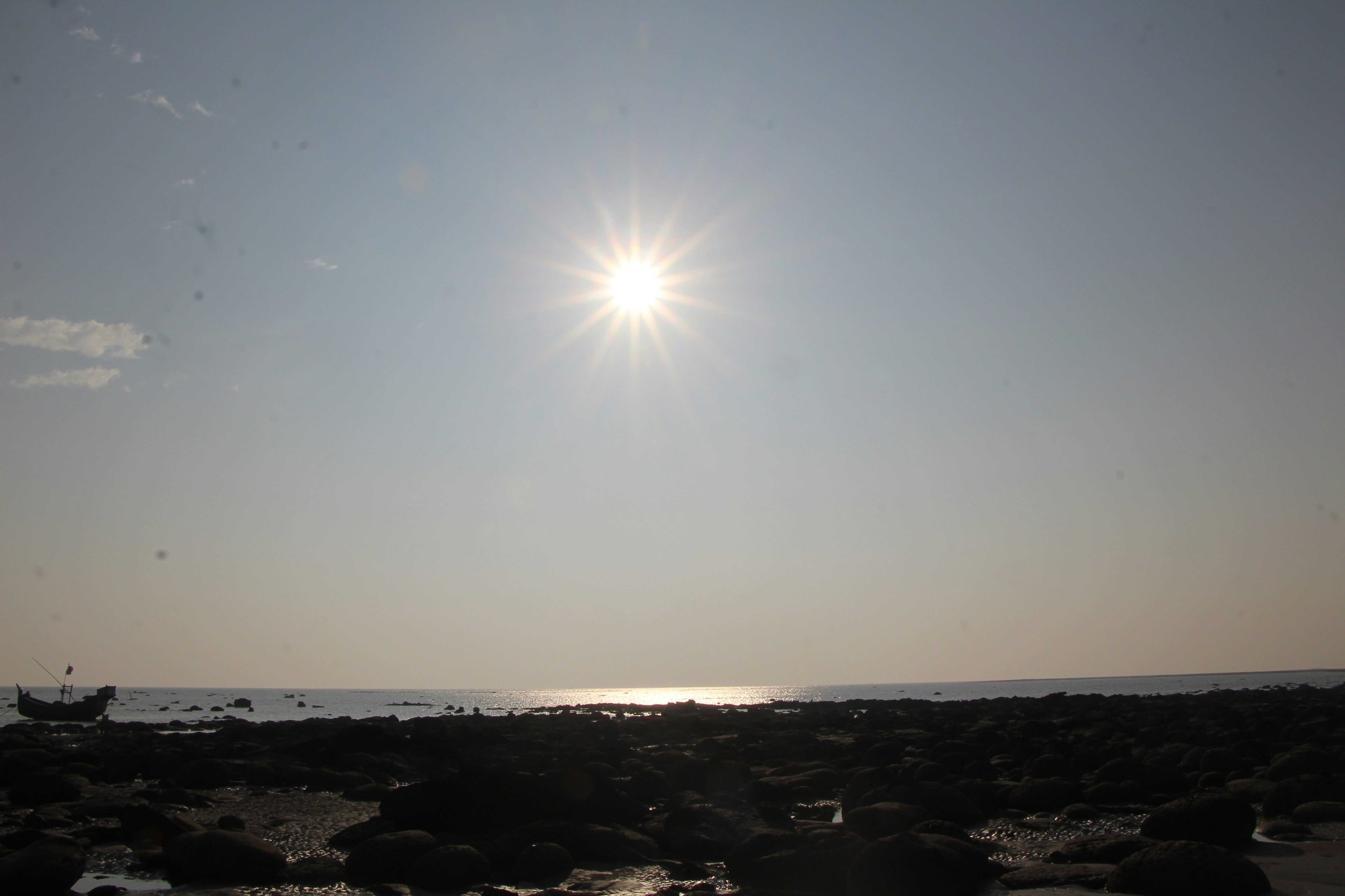 El sol brilla intensamente sobre el agua