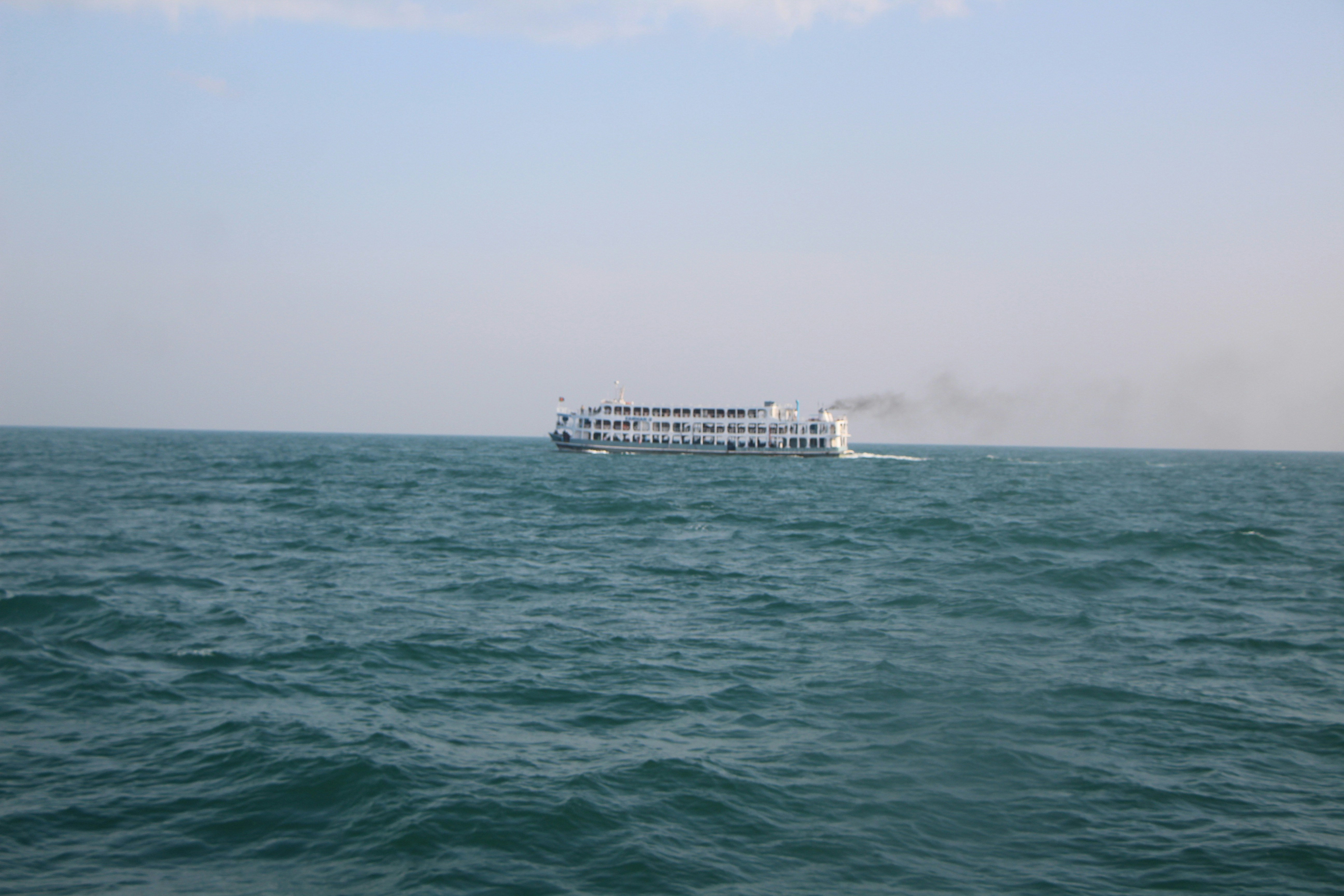 Un gran barco flotando sobre una gran masa de agua
