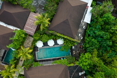 A bird's eye view of a house with a swimming pool