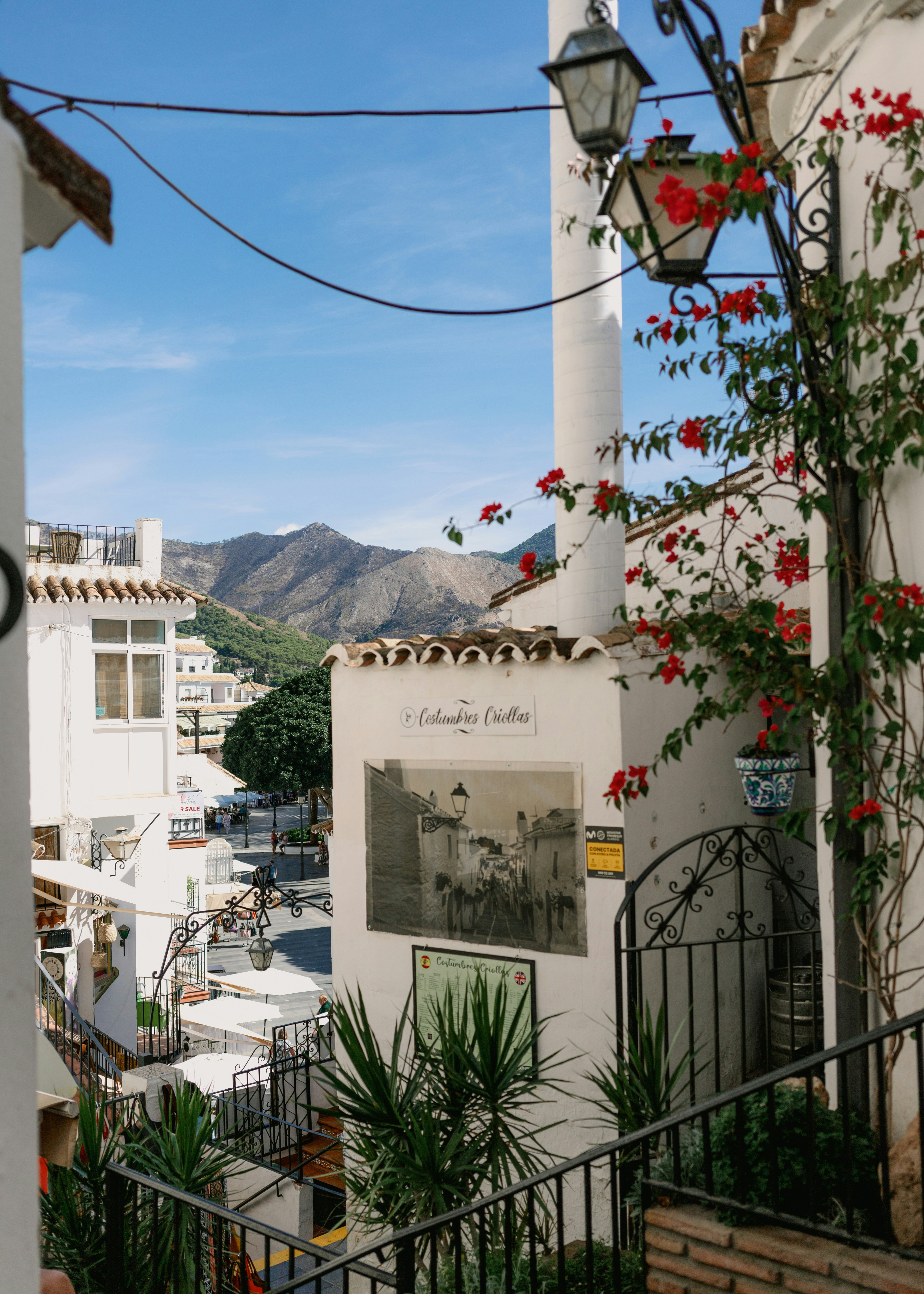 Una vista de un edificio con un reloj a su lado