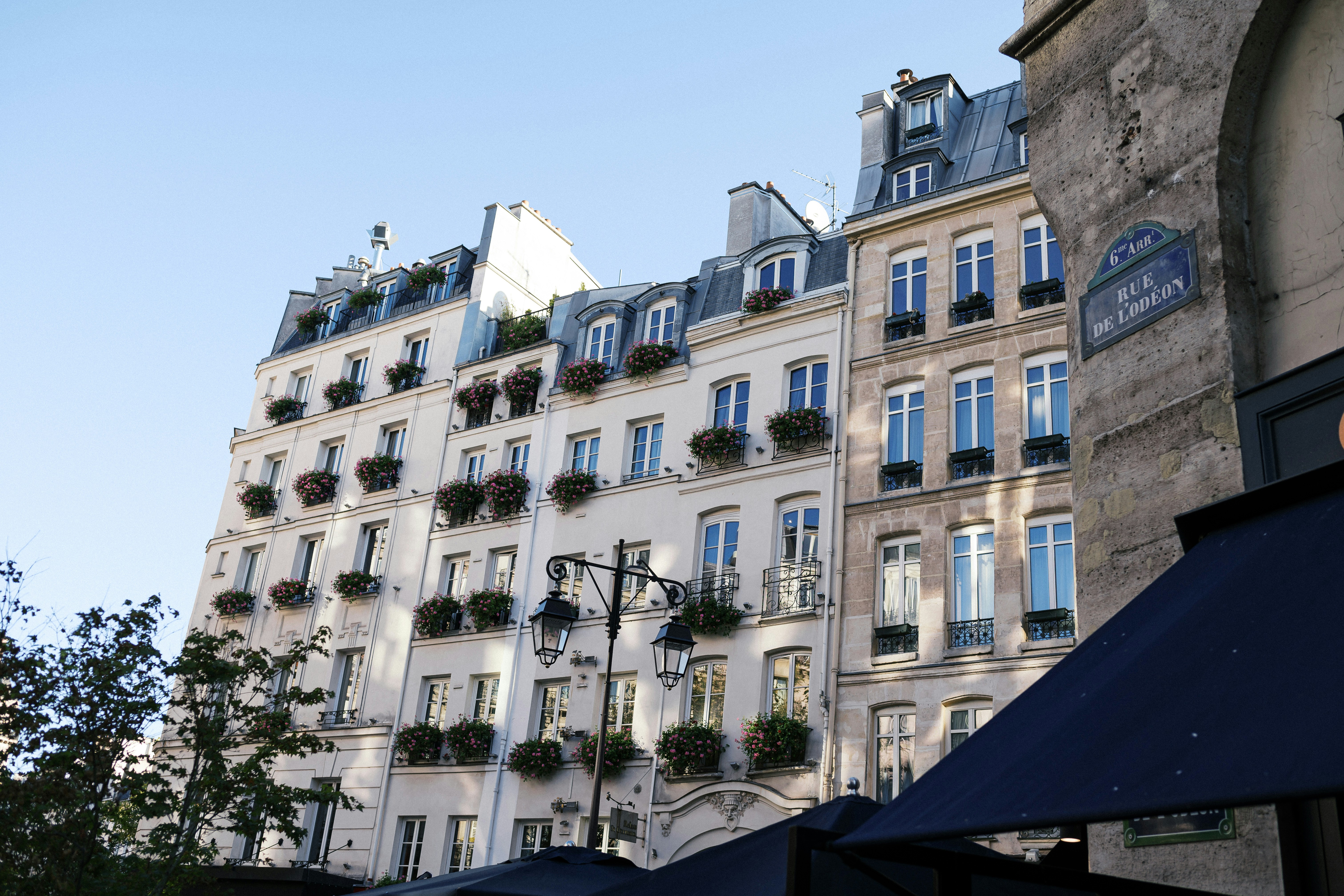 Un grand bâtiment avec un tas de fenêtres