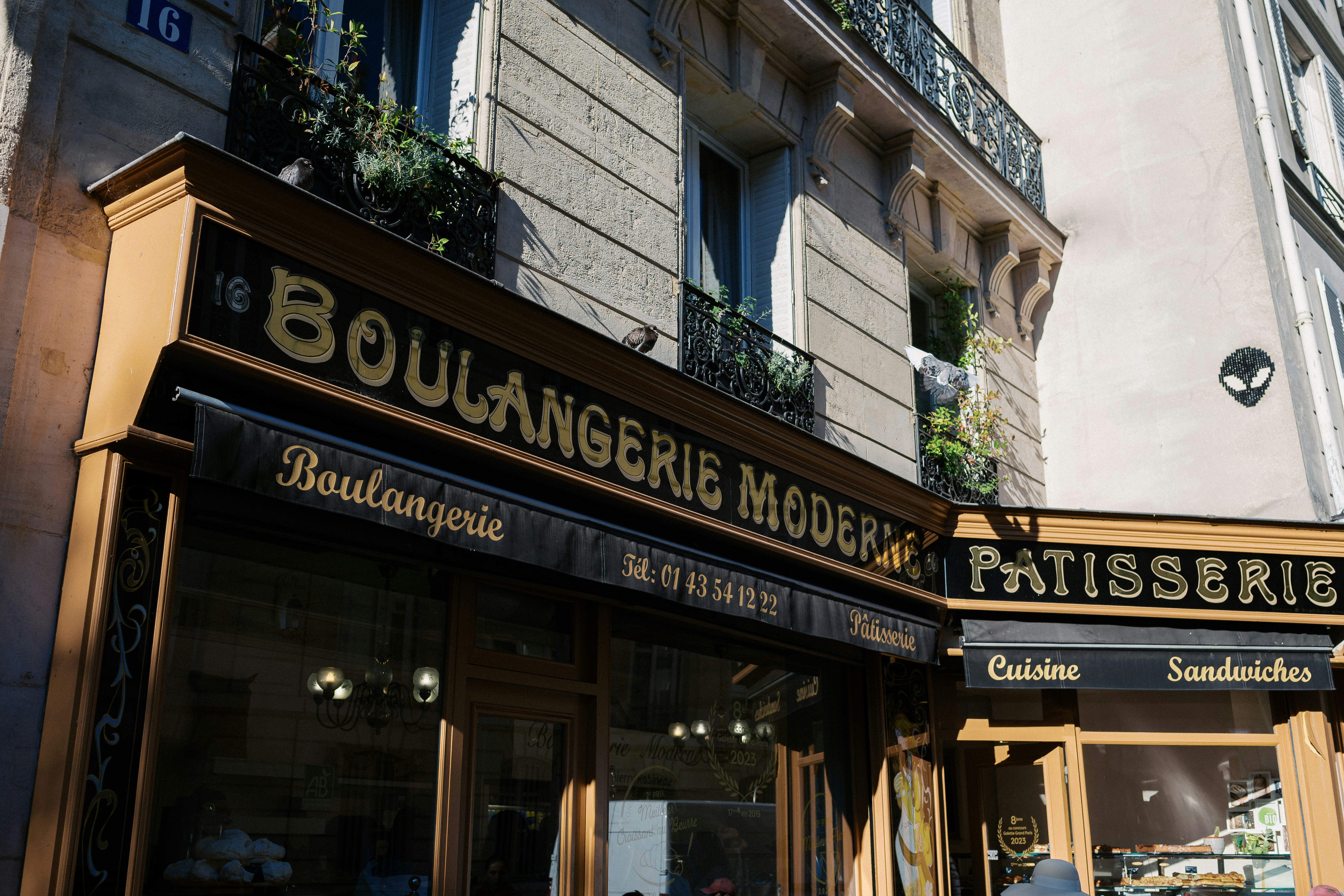 A building with a sign that says boulangere house