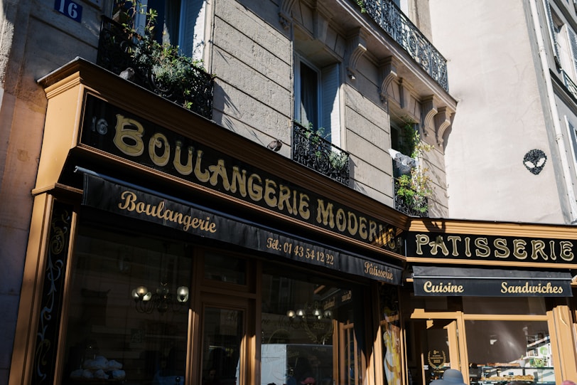 A building with a sign that says boulangere house