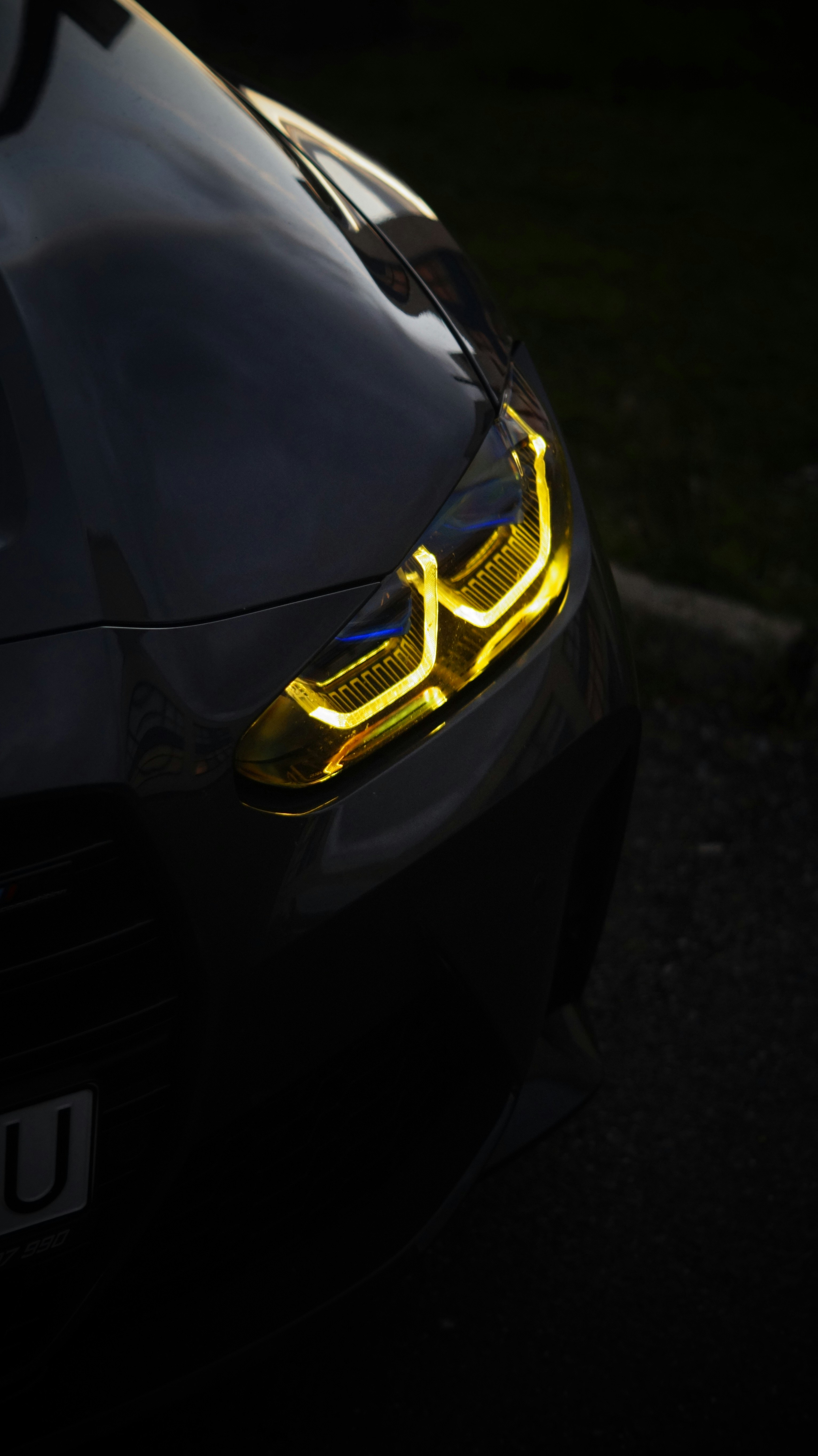 Nahaufnahme eines Autos mit eingeschalteten Lichtern