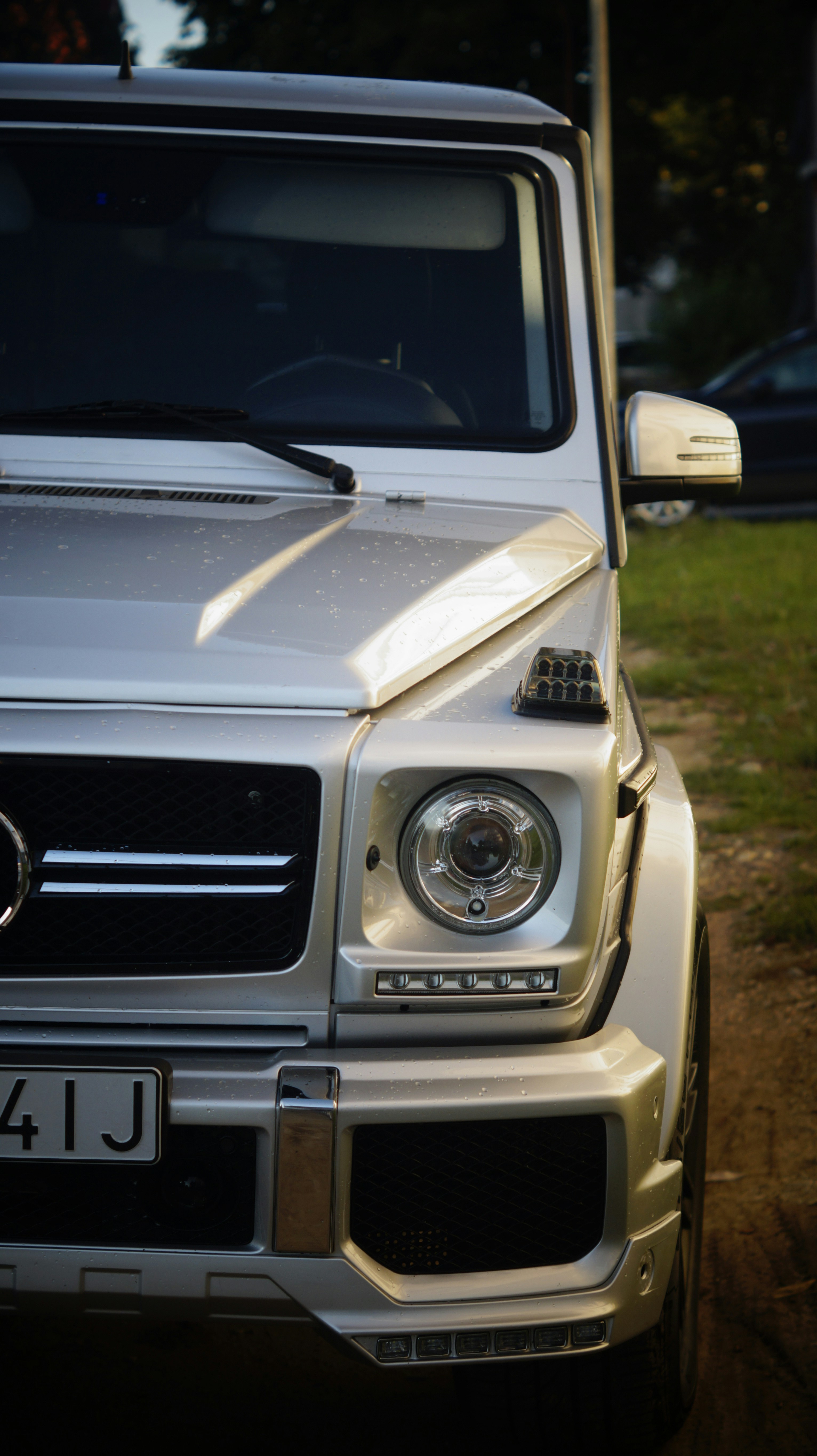 Un mercedes blanco benz benz benz benz