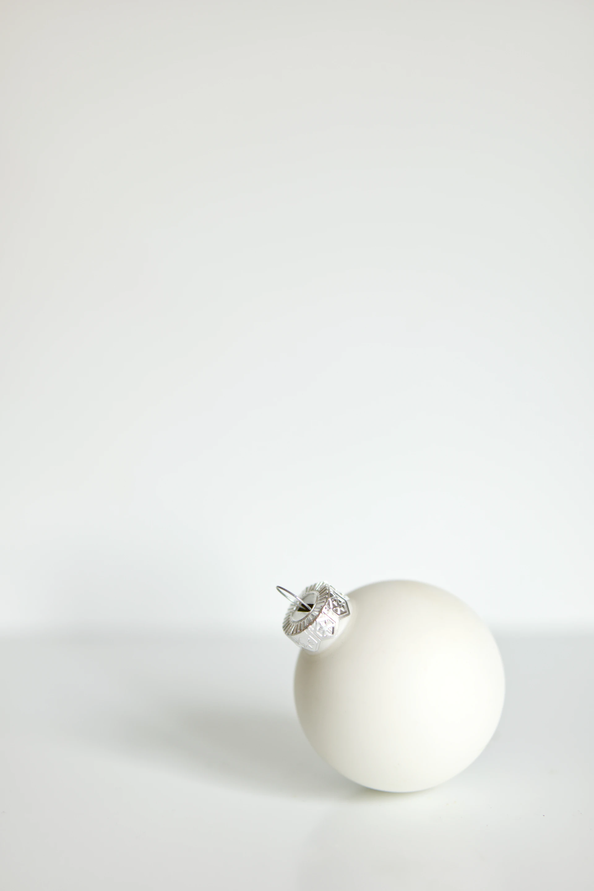 A white ball with a single diamond on top of it