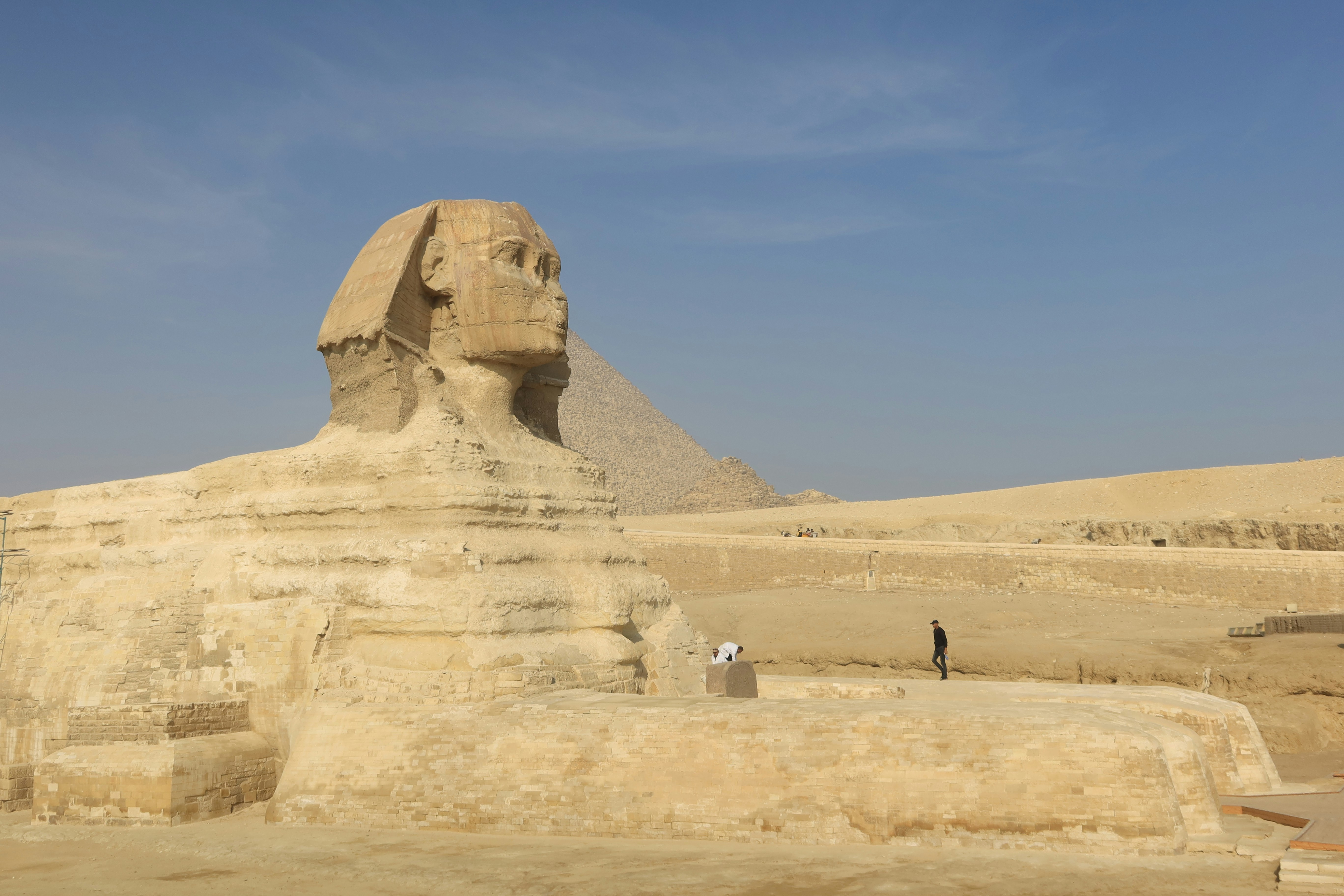 Patung sphinx besar di tengah gurun