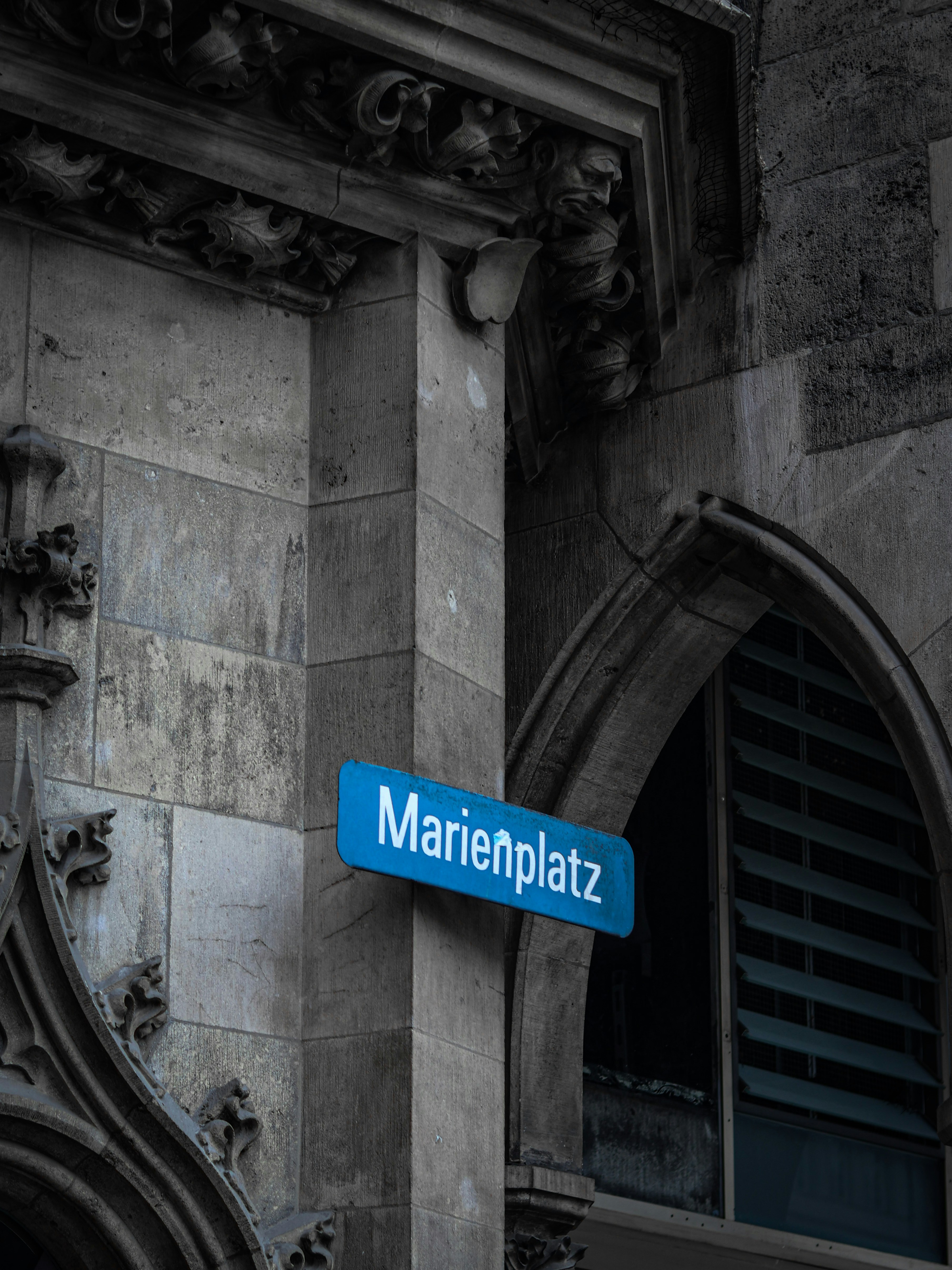 Ein blaues Straßenschild, das an der Seite eines Gebäudes hängt