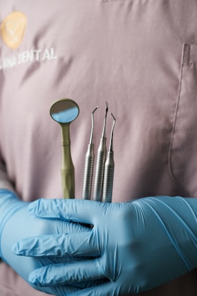 Pose d’un implant dentaire à Marrakech – instruments de dentiste stériles utilisés pour la chirurgie