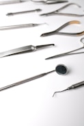 A group of surgical instruments sitting on top of a table
