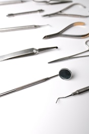 A group of surgical instruments sitting on top of a table