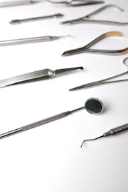 A group of surgical instruments sitting on top of a table