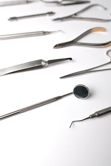 A group of surgical instruments sitting on top of a table