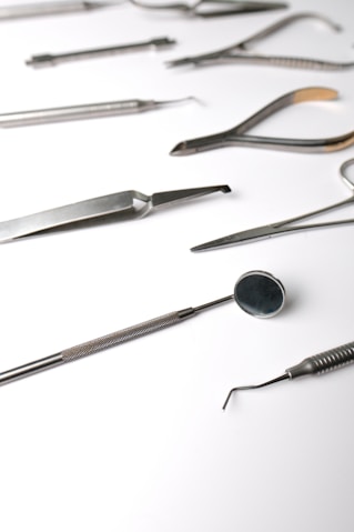 A group of surgical instruments sitting on top of a table